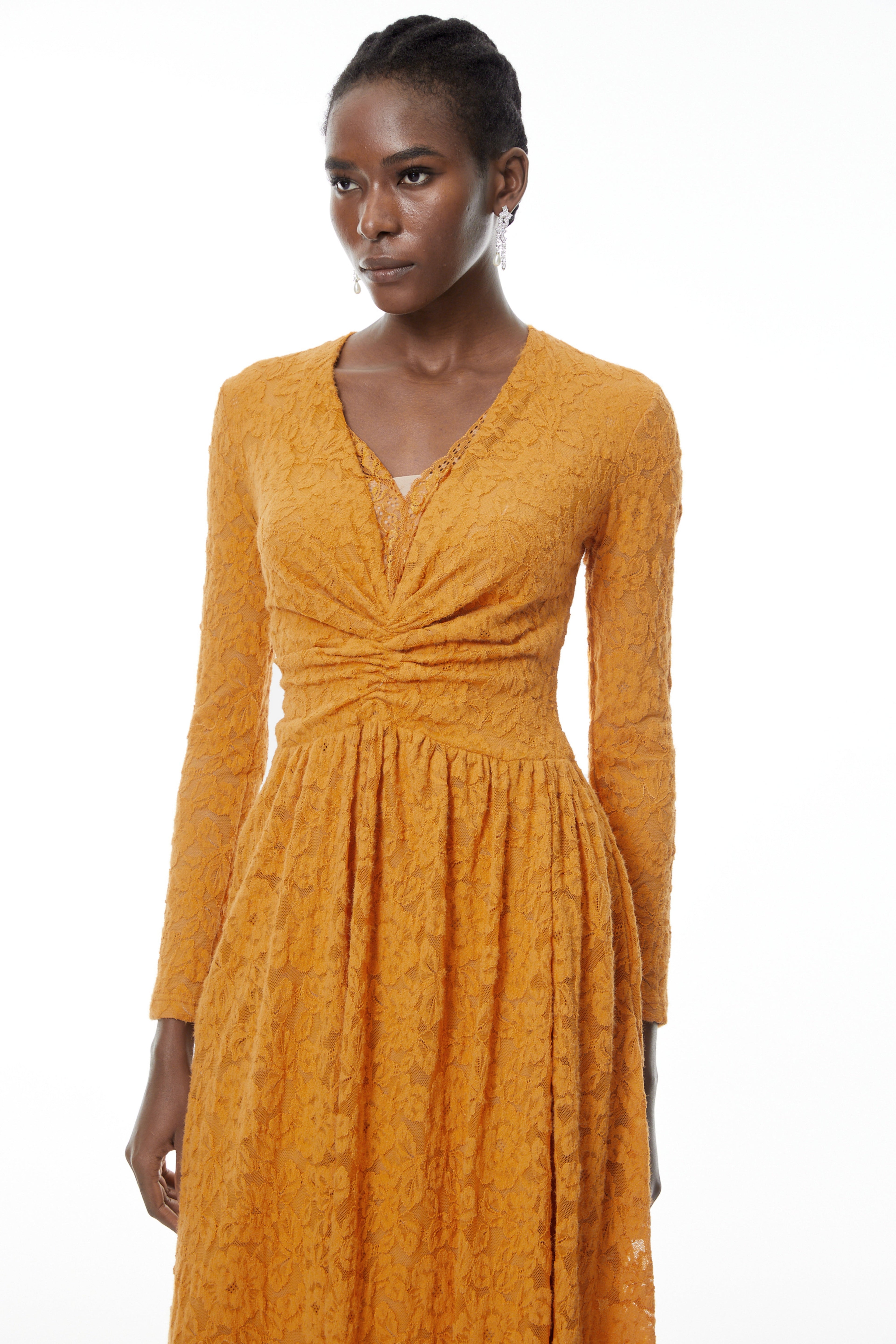 Vestido maxi amarillo con encaje floral y fruncido de MRMelbourne, con detalles elegantes y diseño femenino en la imagen.