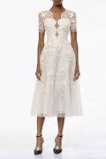 Vestido midi blanco Quetz de MRMelbourne con detalles de pétalos 3D y diseño elegante para ocasiones especiales.
