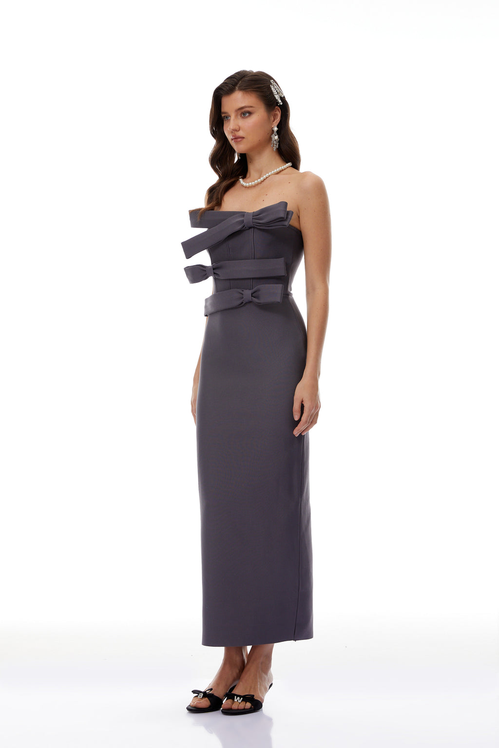 Vestido largo ajustado gris con banda y lazo de MRNewyork, vestido bodycon de maxi con diseño ceñido y detalles en el lazo.