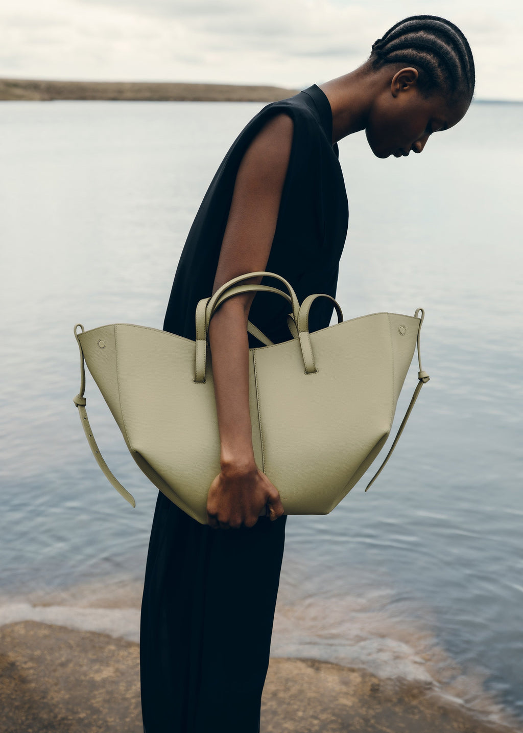 Bolso de mano Polène Cyme Tilo Piel Granulada, diseño elegante y texturizado en piel, con asa y detalles modernos.