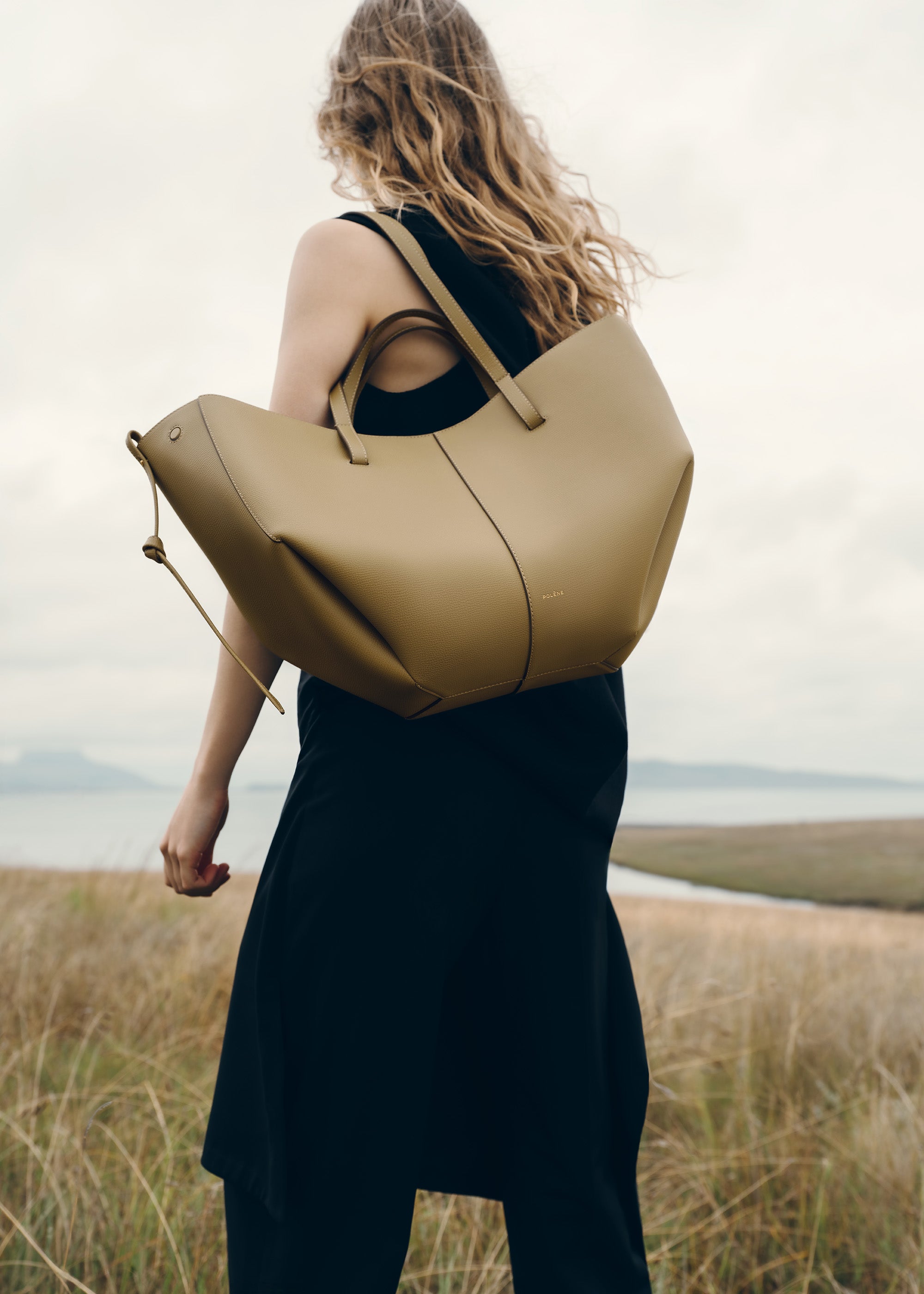 Bolso de mano Polène Cyme en piel de oliva ahumado con textura granulada, diseño elegante y moderno.