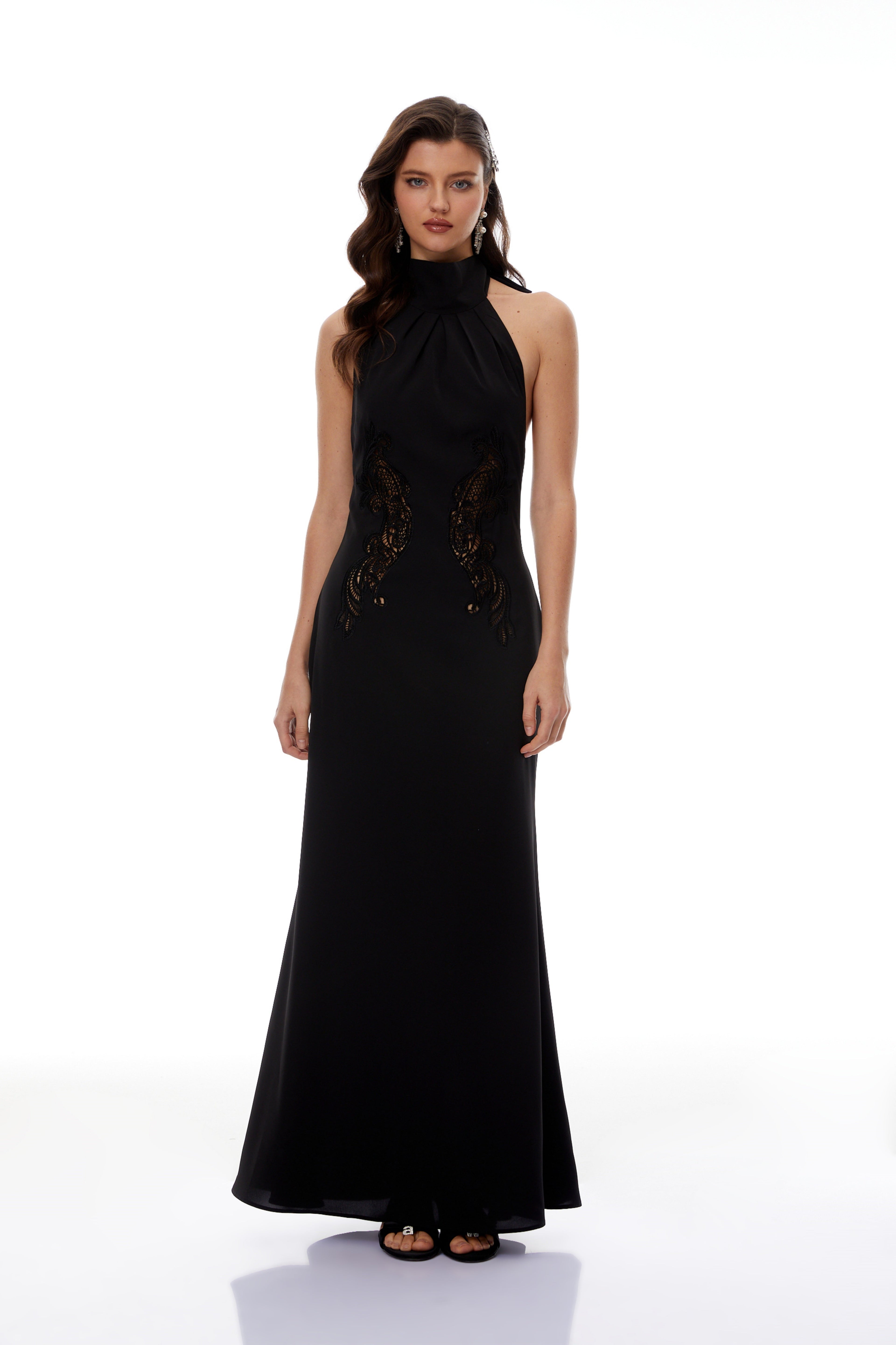 Vestido maxi negro Radmila de MRNewyork con escote halter y recortes, tejido fluido y diseño elegante.