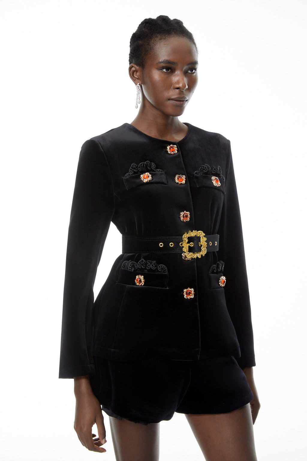 Conjunto de blazer y shorts de terciopelo negro con embellishments de MRTokyo, visible en la imagen.
