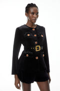 Conjunto de blazer y shorts de terciopelo negro con embellishments de MRTokyo, visible en la imagen.