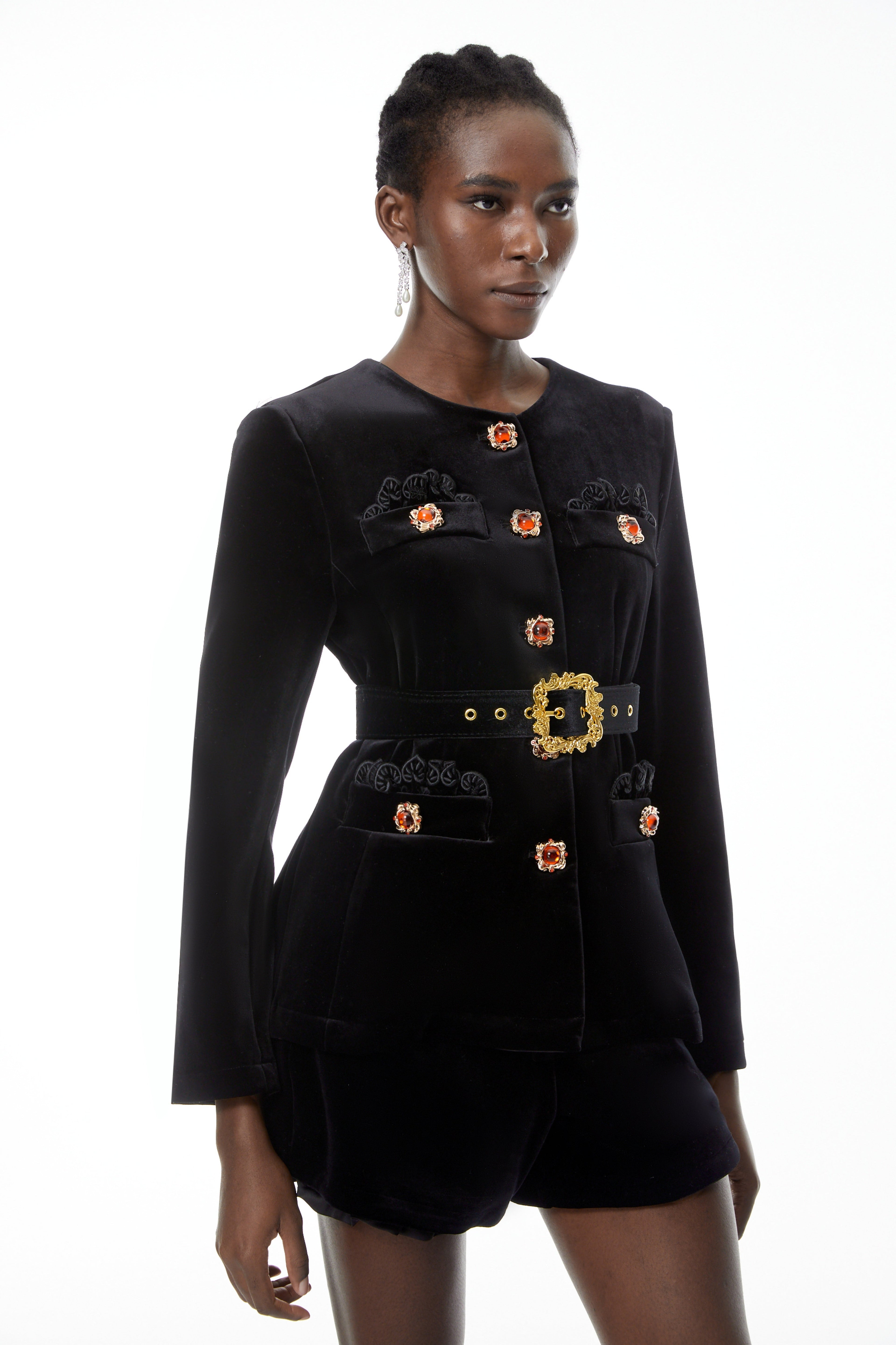 Conjunto de blazer y shorts de terciopelo negro con embellishments de MRTokyo, visible en la imagen.
