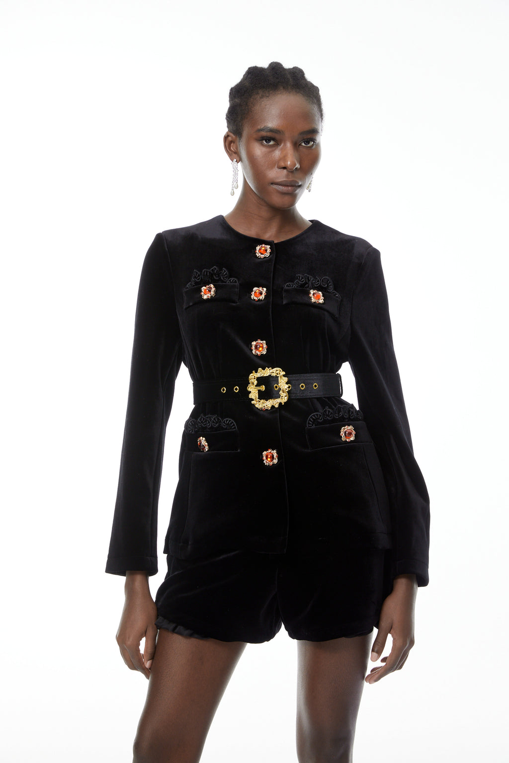 Conjunto de blazer y pantalones cortos de terciopelo negro con detalles bordados de MRTokyo, vista frontal del conjunto completo.