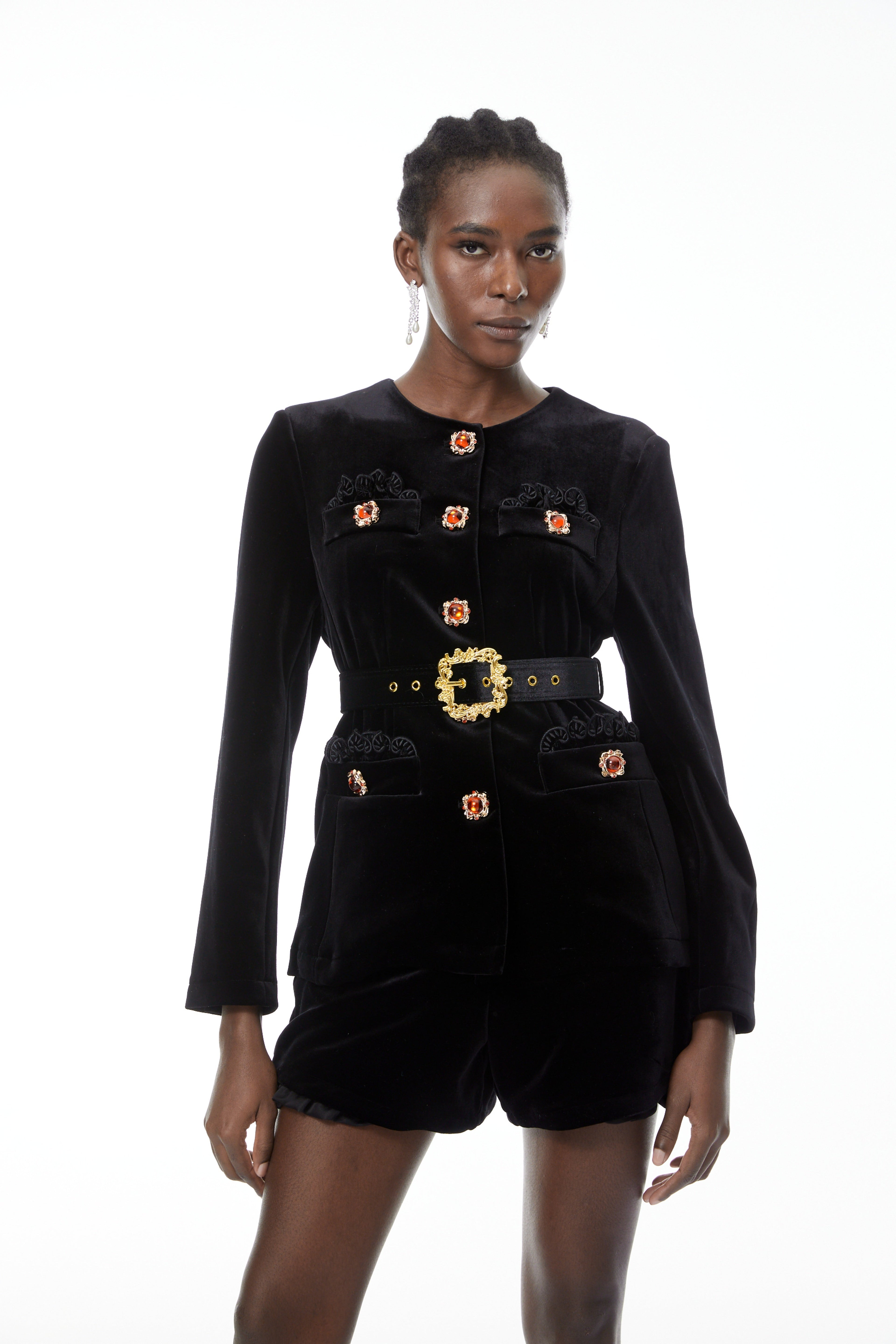 Conjunto de blazer y pantalones cortos de terciopelo negro con detalles bordados de MRTokyo, vista frontal del conjunto completo.