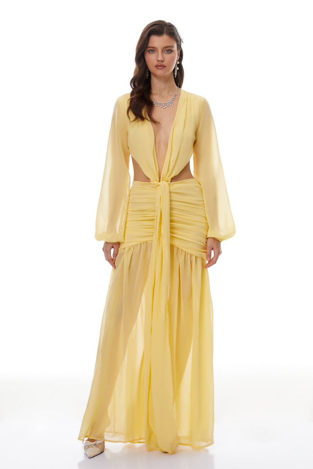 Vestido maxi de chiffon amarillo con torsión de MRNewyork, diseño elegante y fluido para ocasiones especiales.