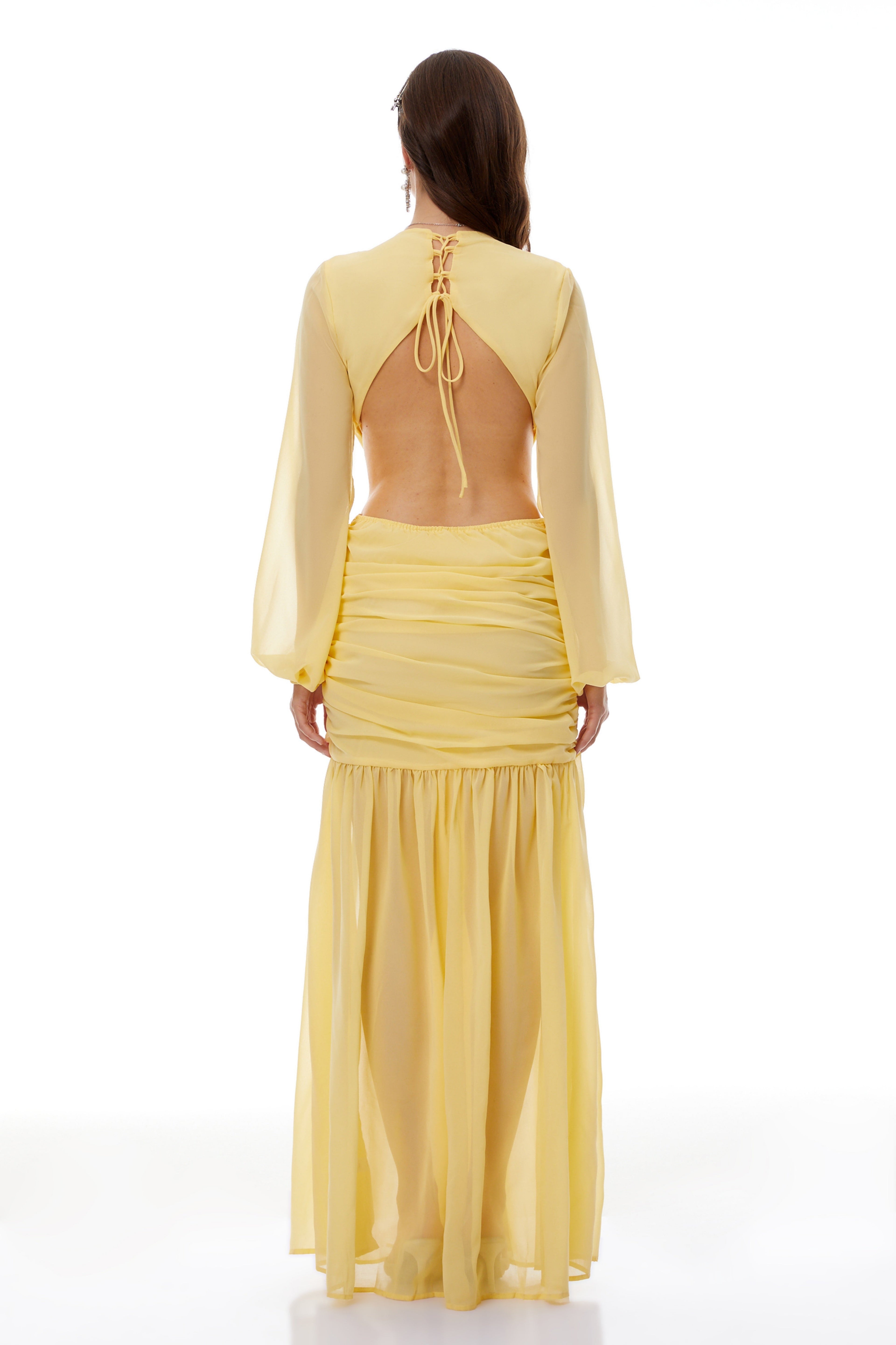 Vestido maxi de chiffon amarillo twisted de MRNewyork, estilo romántico y elegante, con detalles en el diseño del vestido.