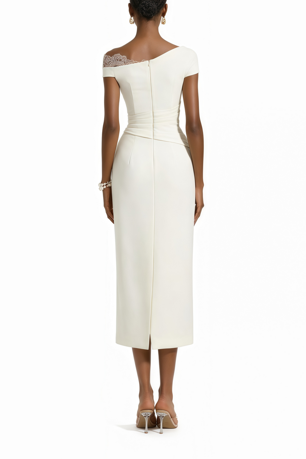 Vestido midi blanco de un hombro de MRNewyork con paneles de encaje, diseñado para un estilo elegante y sofisticado.
