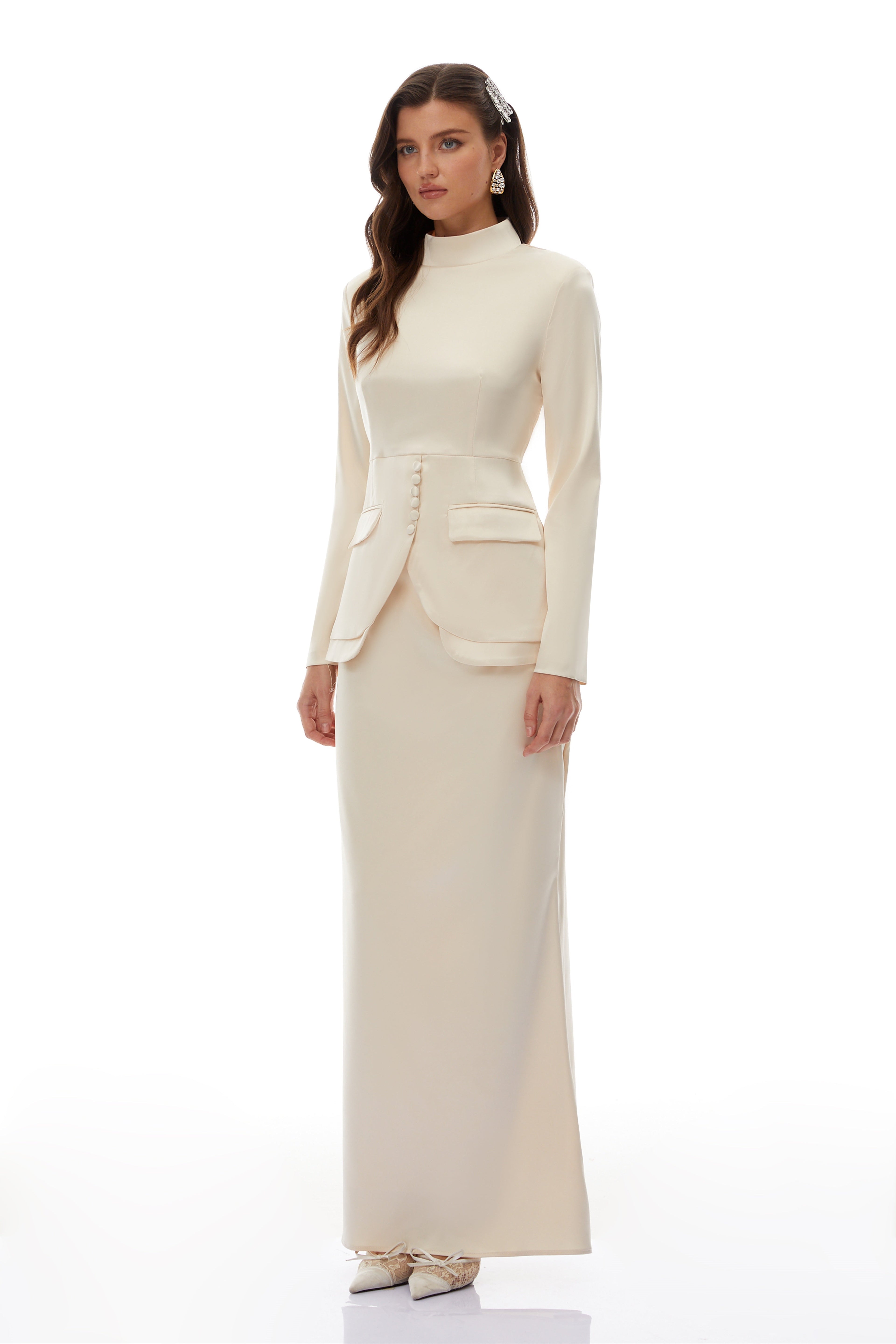 Conjunto de blusa de cuello alto neutro y falda sirena de Bridal, muestra detalles elegantes y tejidos suaves en la imagen.