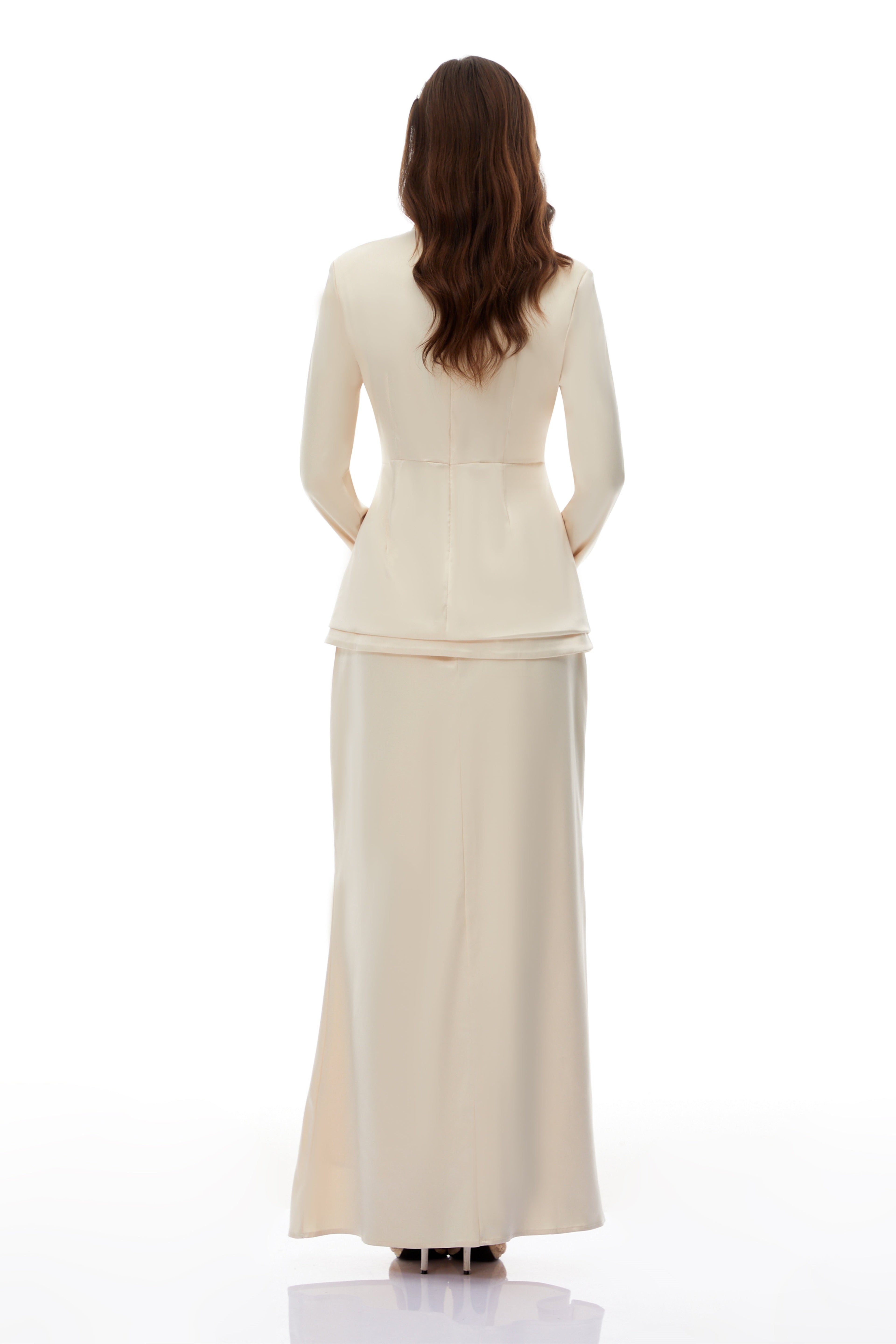 Conjunto de blusa neutra con cuello alto y falda de sirena de la marca Bridal, mostrando detalles del diseño y tejido.