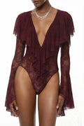 Body de encaje burdeos con volantes y diseño ajustado, estilo bodysuit de la marca MRNewyork.