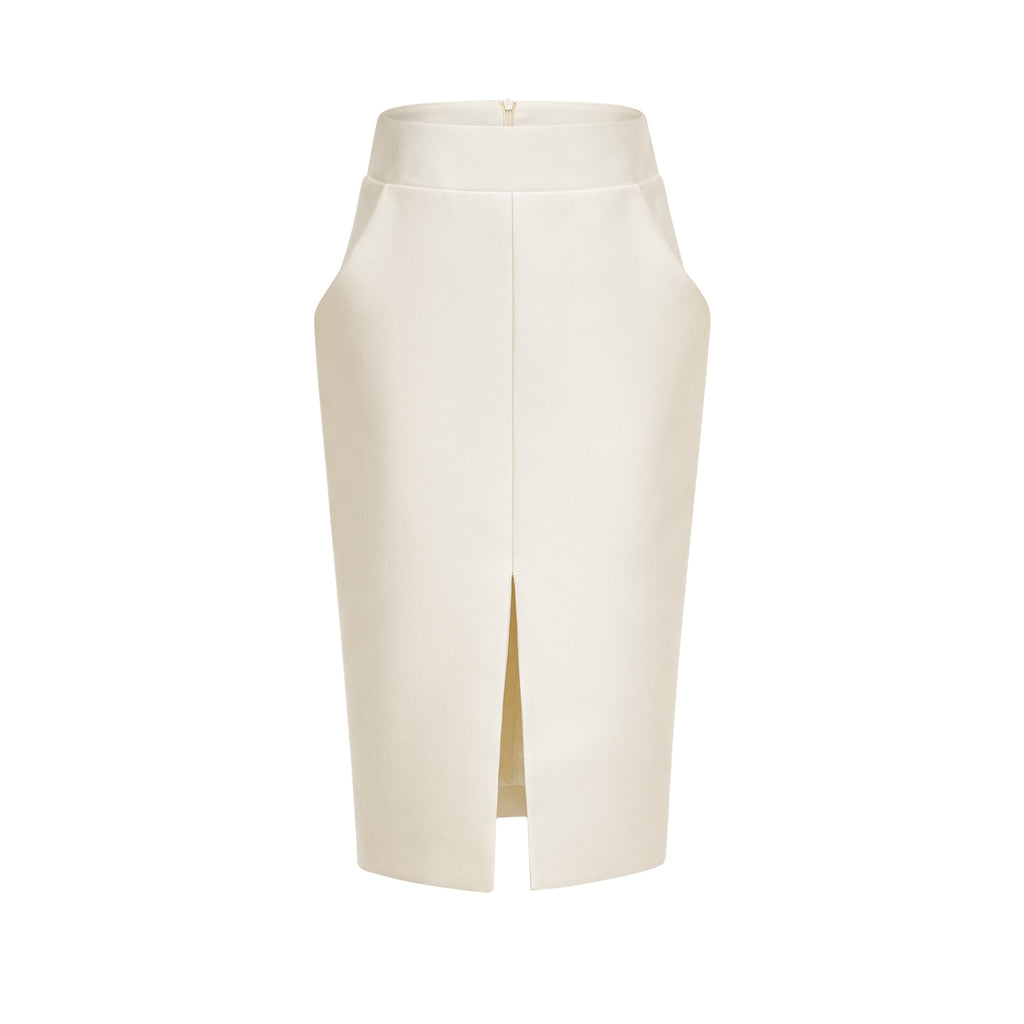Conjunto a juego de blusa blanca y falda de la marca Final Sale, mostrando el diseño coordinado y detalles de la prenda.