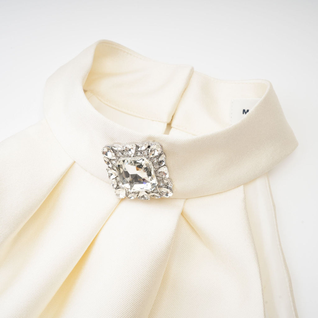 Conjunto de top y falda blancos de la marca Final Sale, diseñado para un estilo elegante y coordinado.