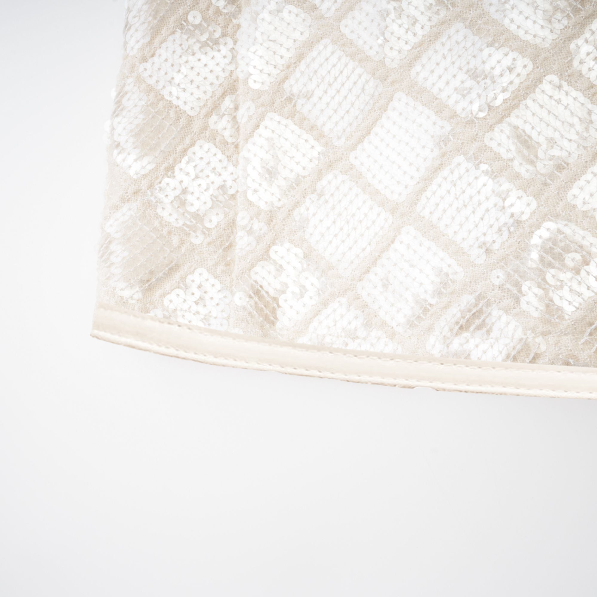 Minifalda Isabelle con lentejuelas de la marca Final Sale, diseñada para un estilo brillante y elegante.
