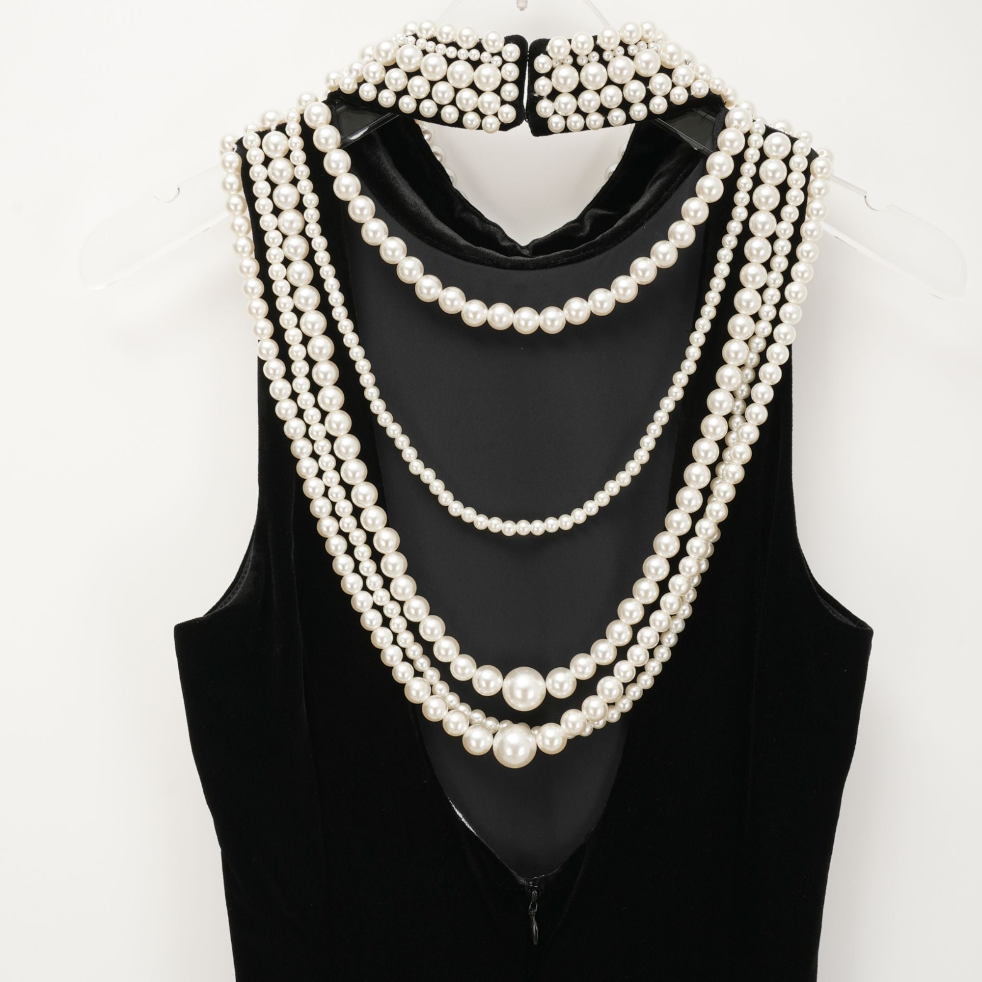 Vestido de terciopelo con perlas falsas de la marca Final Sale, diseño elegante con detalles ornamentales en la parte superior.