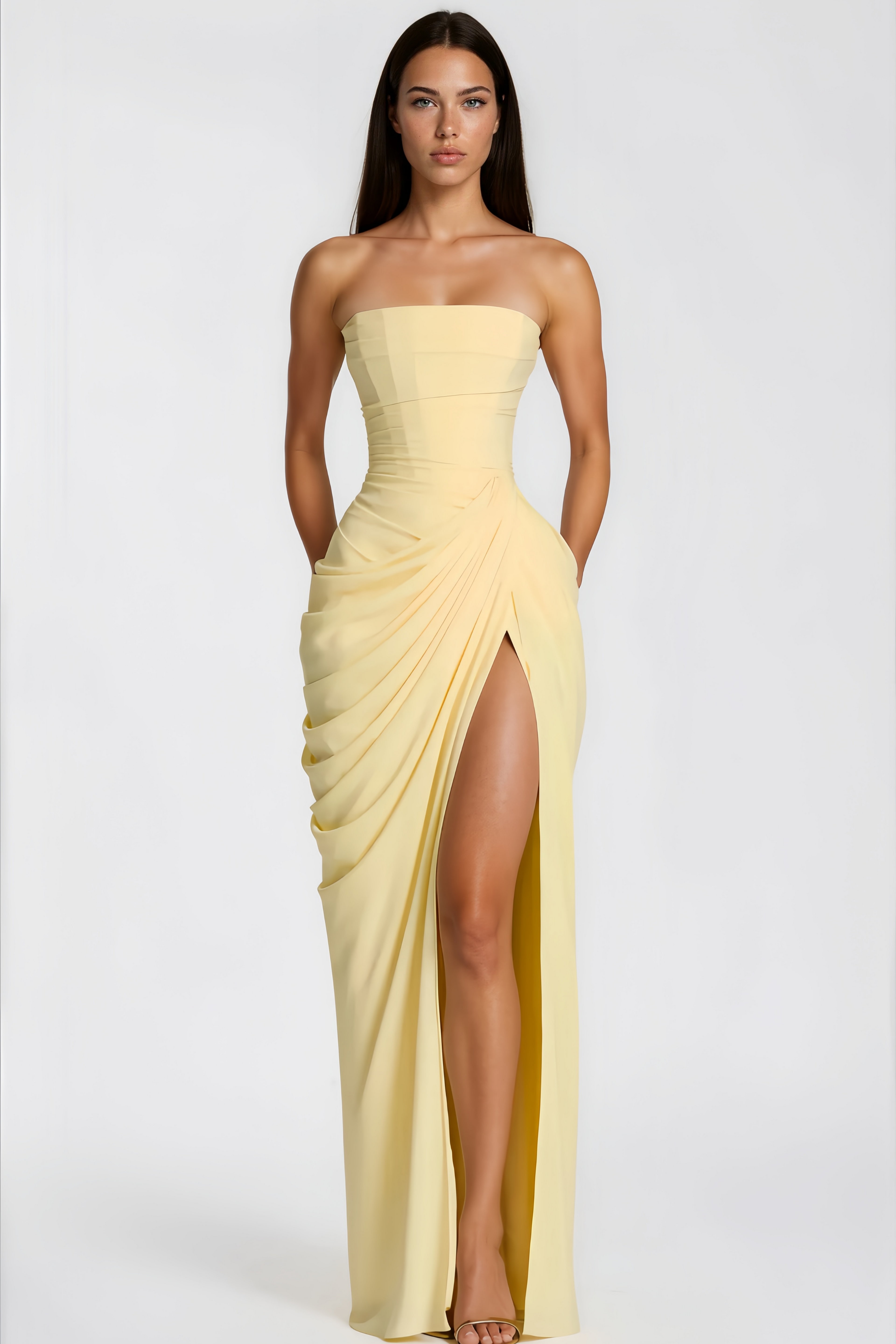 Vestido maxi amarillo Safiya de MRNewyork con fruncido y diseño cruzado en la parte delantera, estilo elegante y moderno.