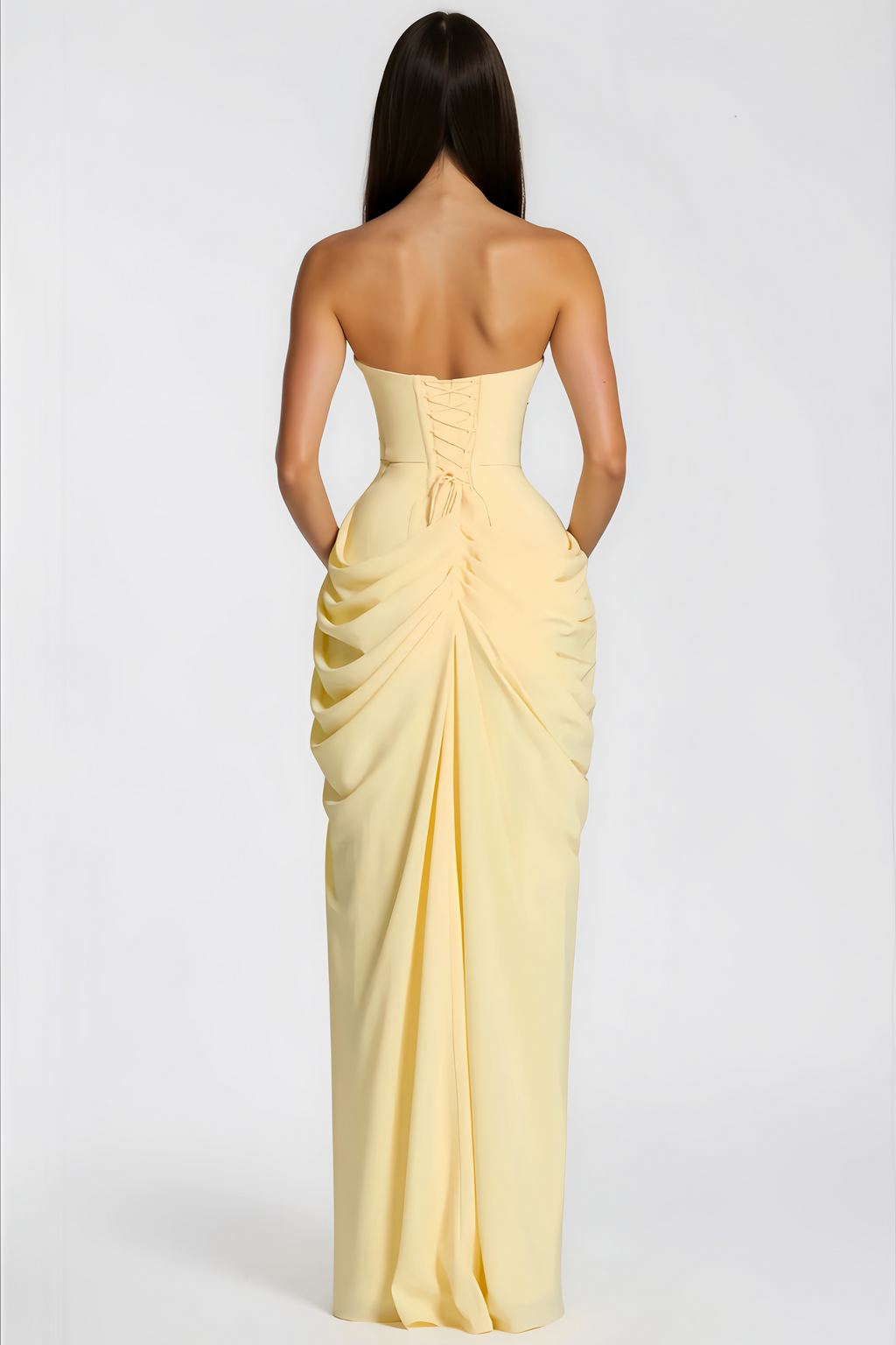Vestido maxi amarillo Safiya de MRNewyork con fruncido y parte frontal cruzada, diseñado para un estilo elegante y cómodo.
