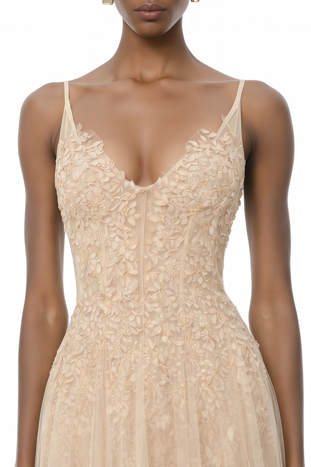 Vestido maxi plisado Saga en tono neutro con detalles de pétalos 3D, de la marca MRMelbourne, para un estilo elegante y moderno.
