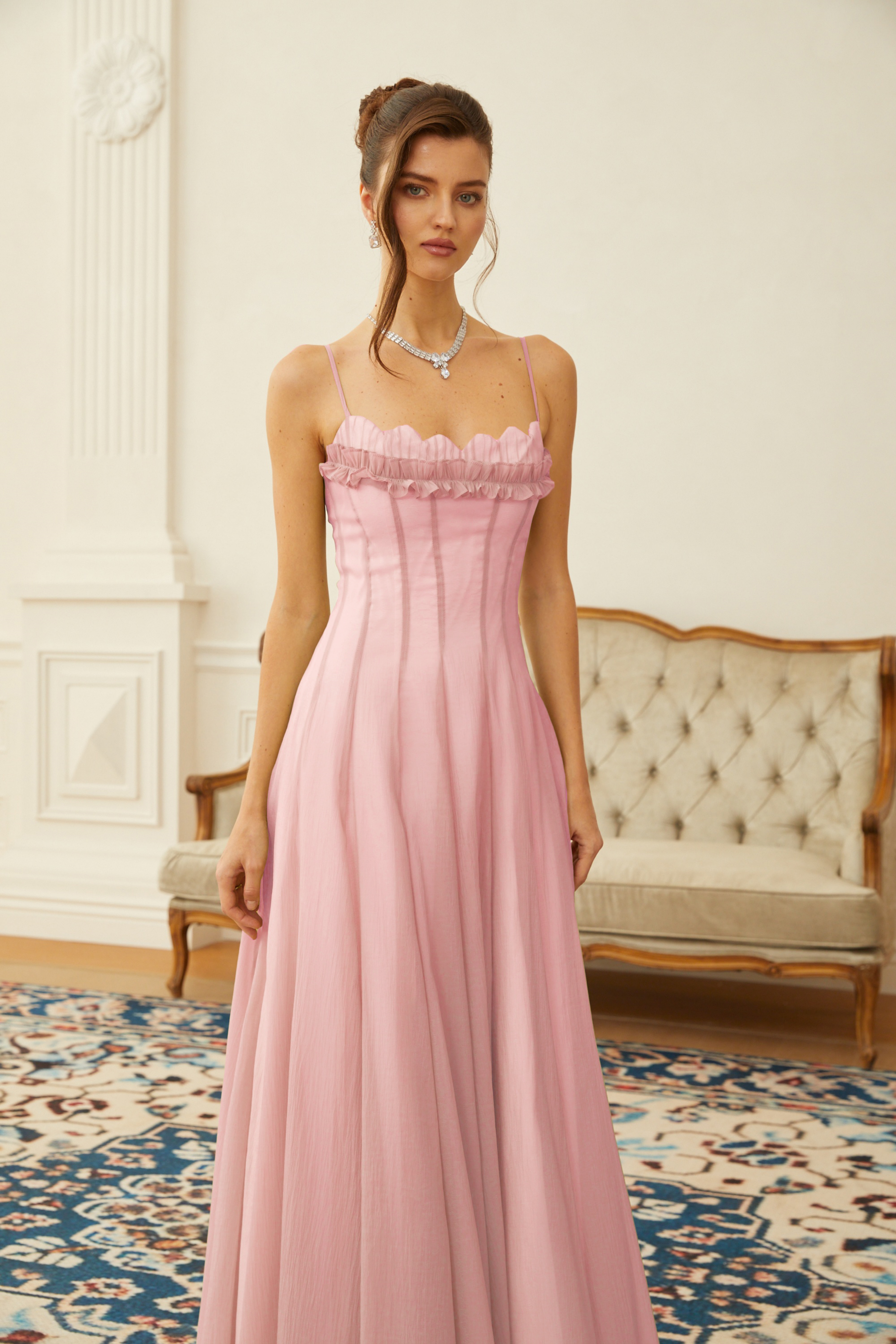 Vestido largo rosa con volantes y fruncido en tul, de la marca MRNewyork, estilo maxi, ideal para ocasiones elegantes.