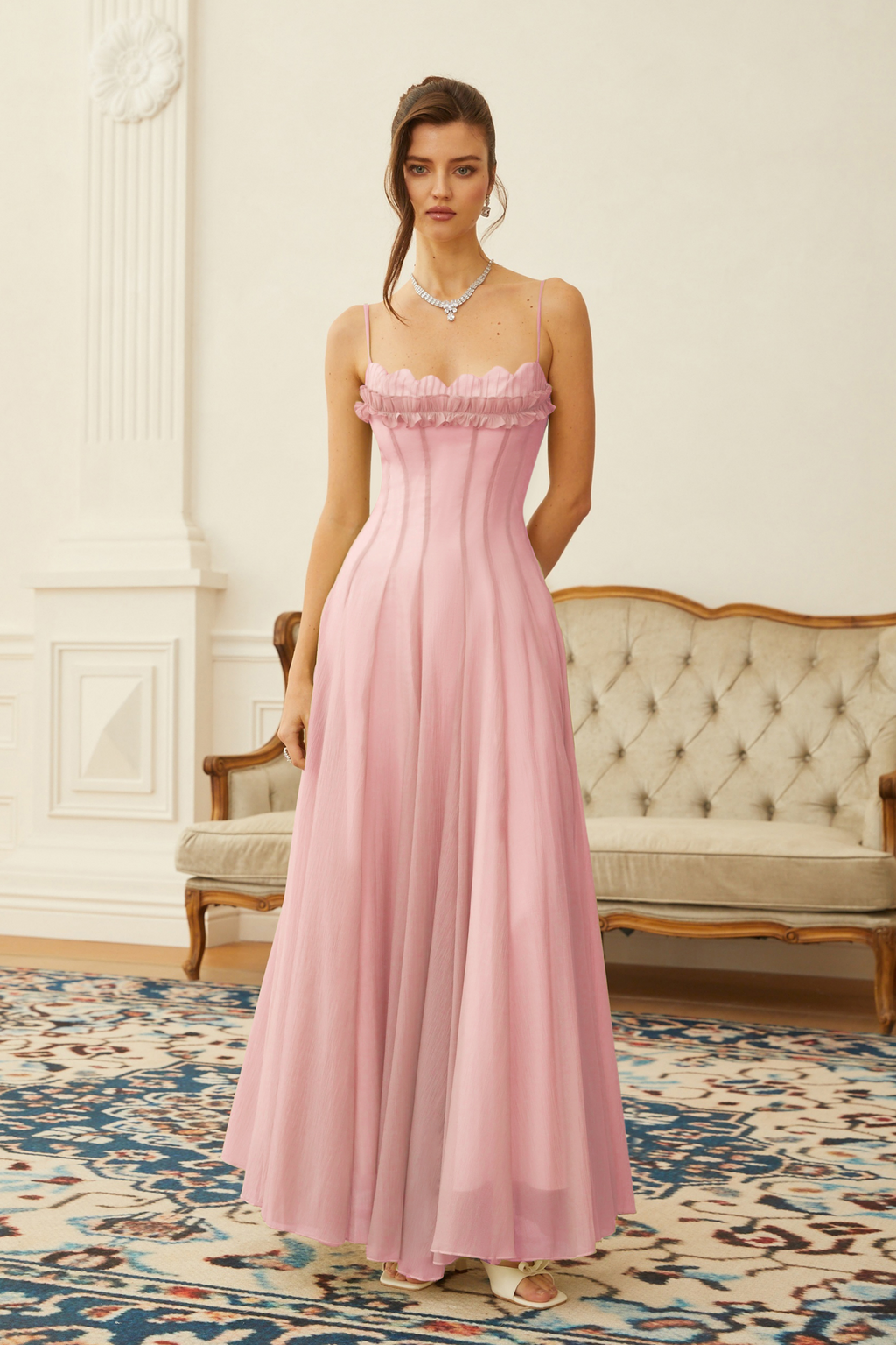 Vestido largo de tul con volantes y fruncido de la marca MRNewyork, en color rosa Sakura, con estilo elegante y romántico.