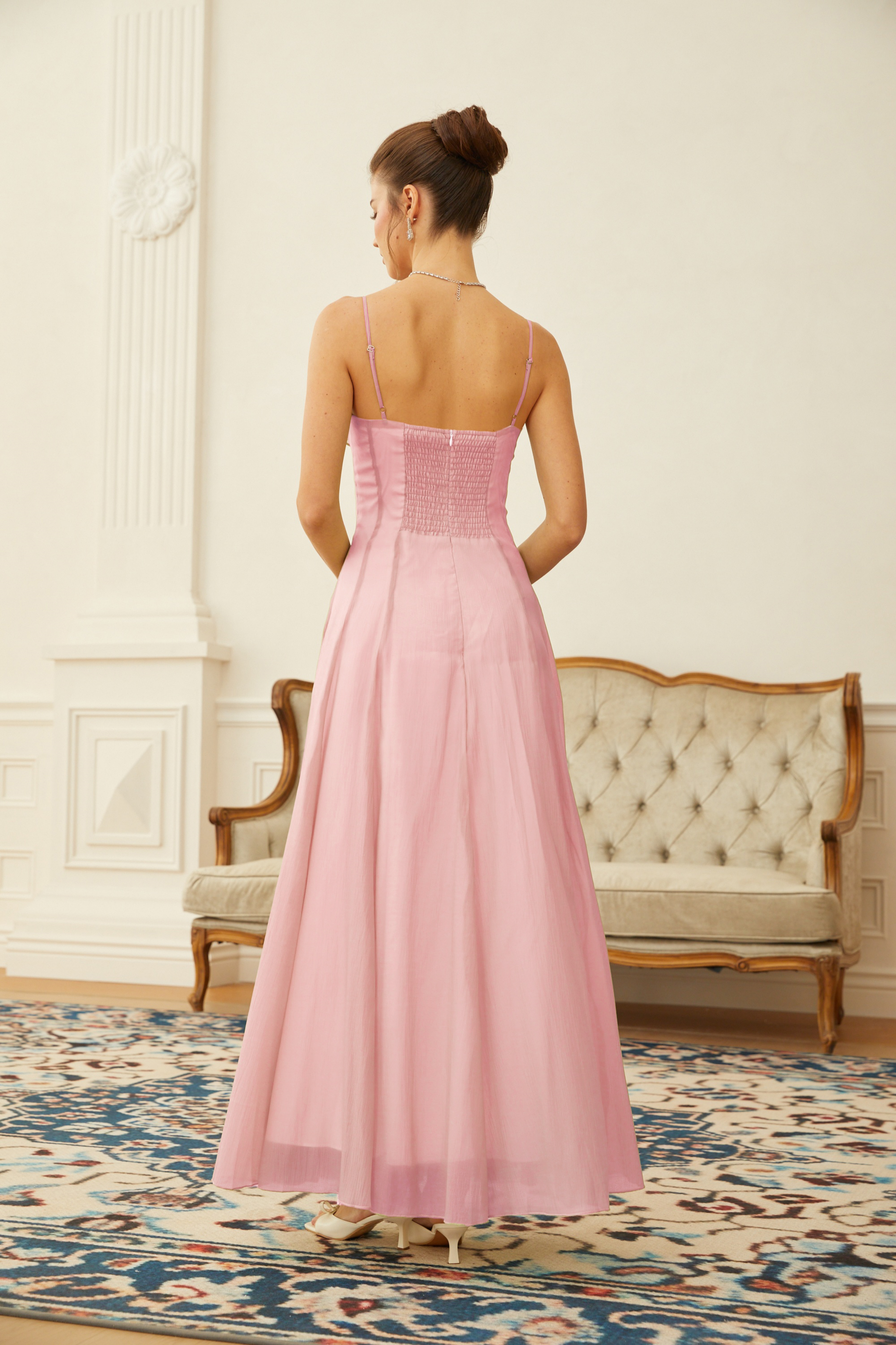 Vestido largo de tul con volantes y frunces en color rosa de la marca MRNewyork, diseñado por Sakura.
