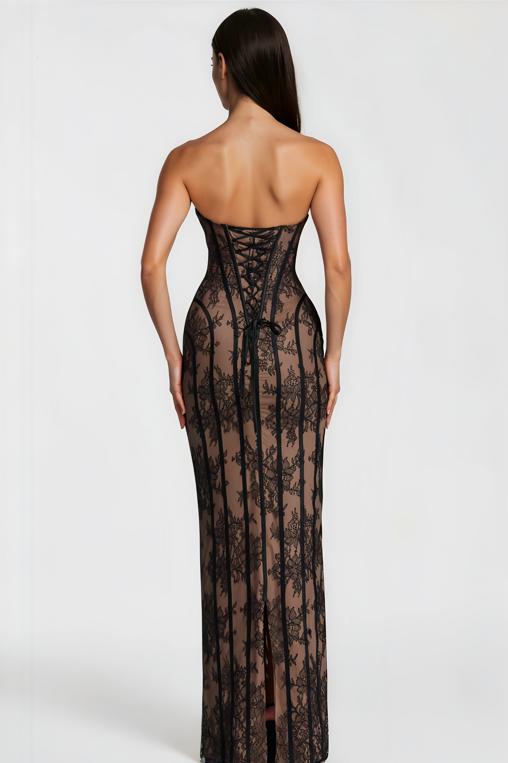 Vestido largo de corsé negro con encaje floral de la marca MRNewyork, con detalles elegantes y diseño ajustado.