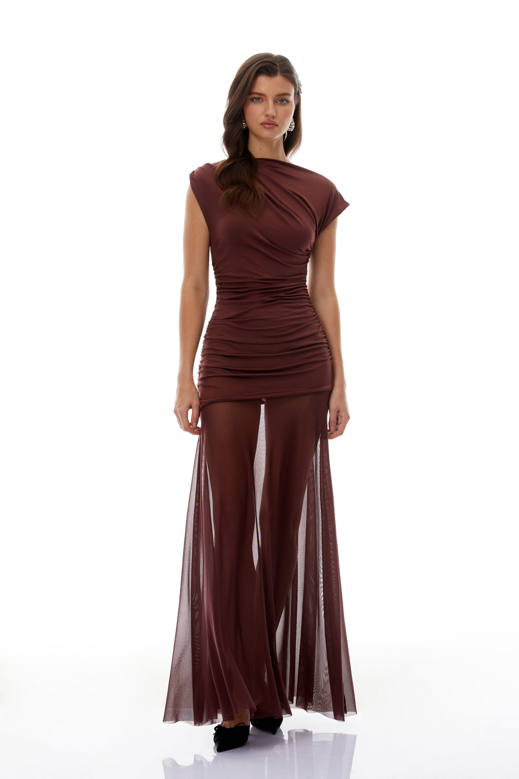 Vestido maxi de novia Seren Brown con panel de tul arrugado y diseño largo, elegante y sofisticado para bodas.