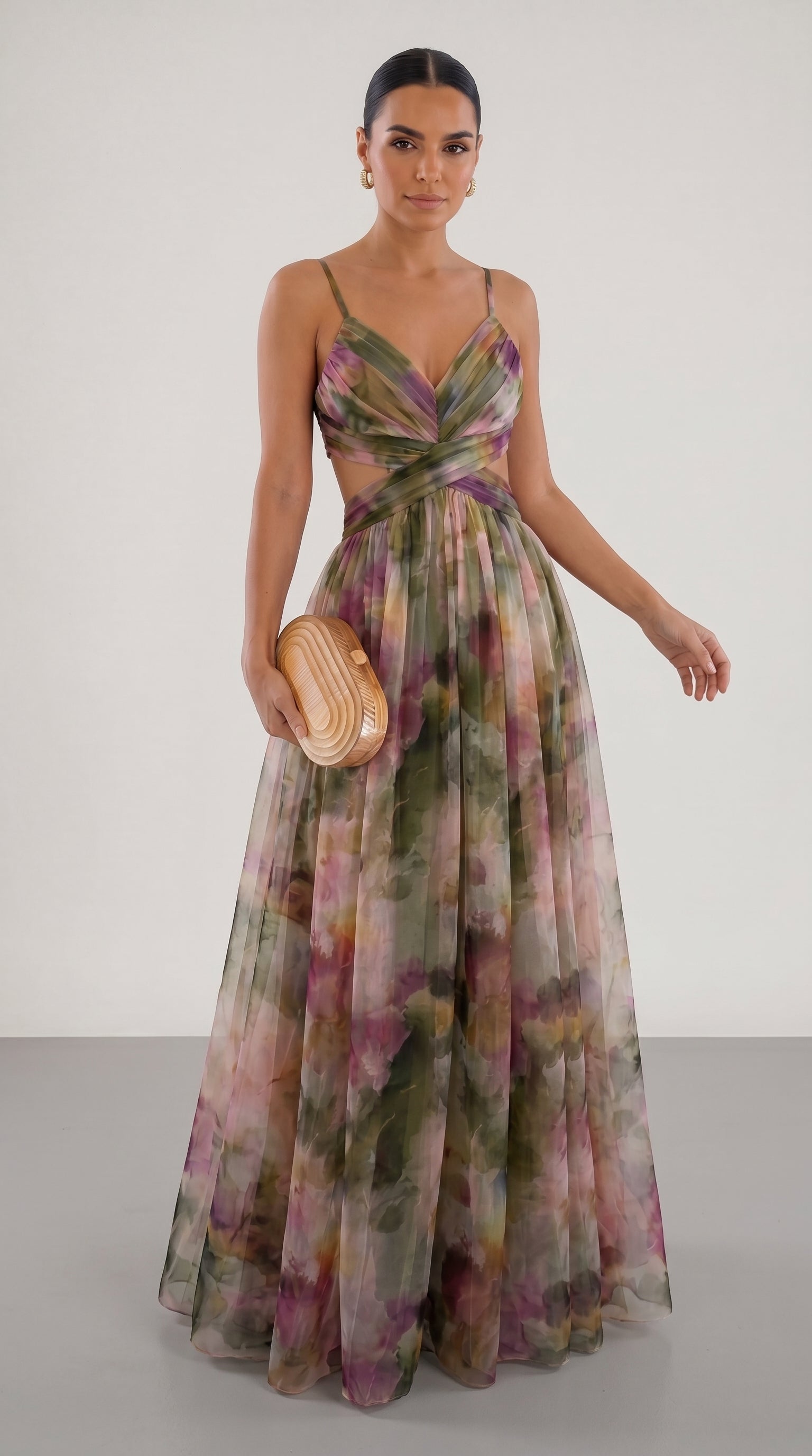 Vestido largo floral Giselle de Elara Voss, con estampado colorido y diseño elegante, en una sola imagen.