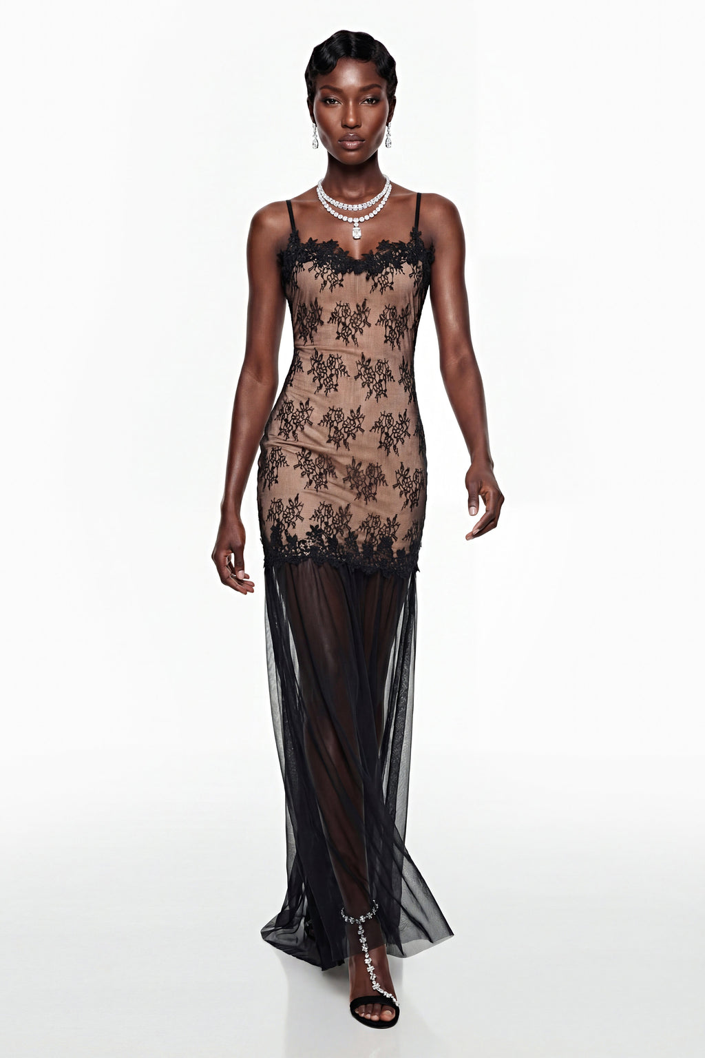 Vestido largo negro Sisanda de tul con paneles de encaje, vestido maxi elegante de la marca MR Melbourne.