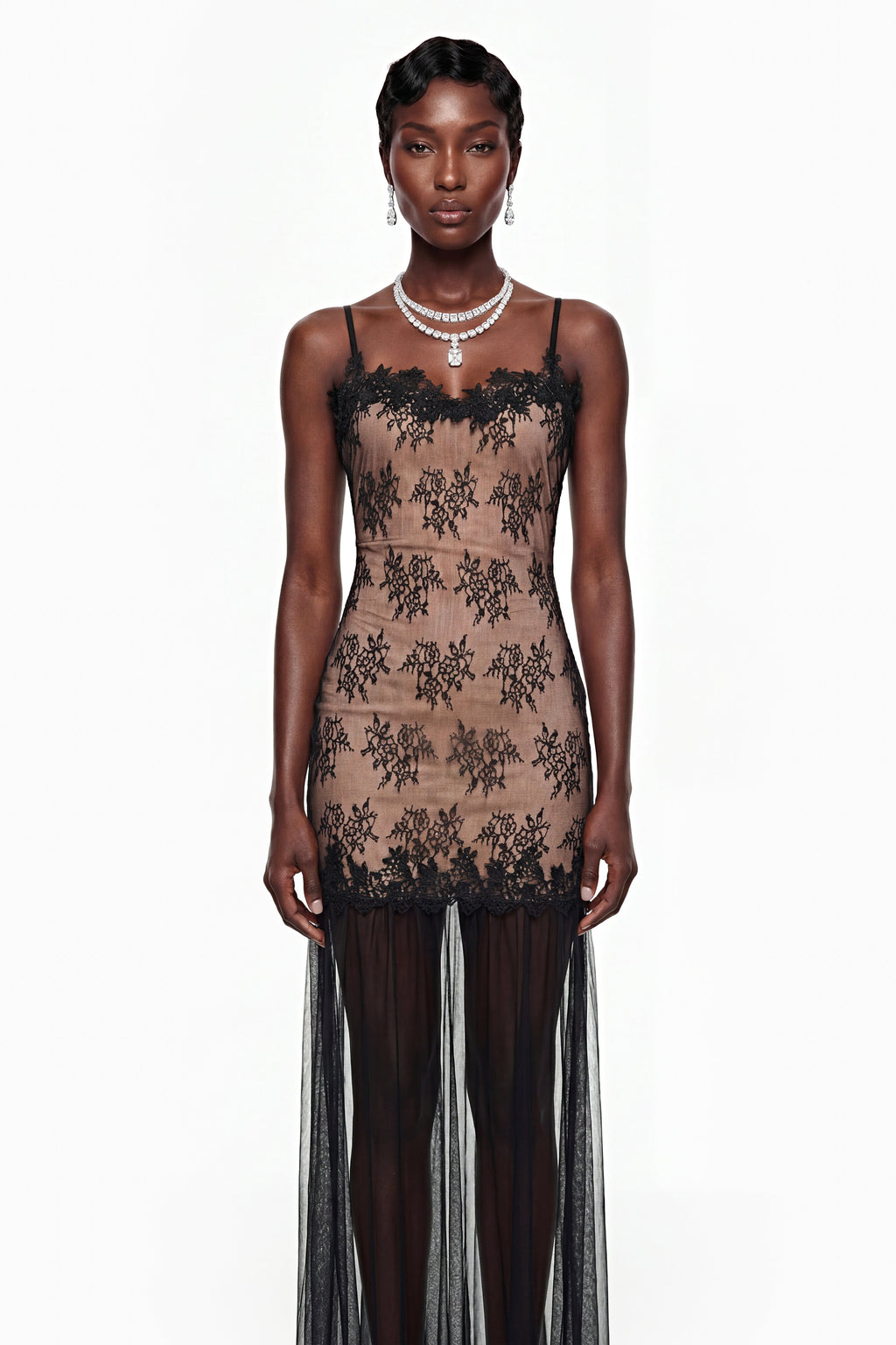 Vestido largo negro de tul con paneles de encaje de la marca MRMelbourne, mostrando su diseño elegante y detalles delicados.
