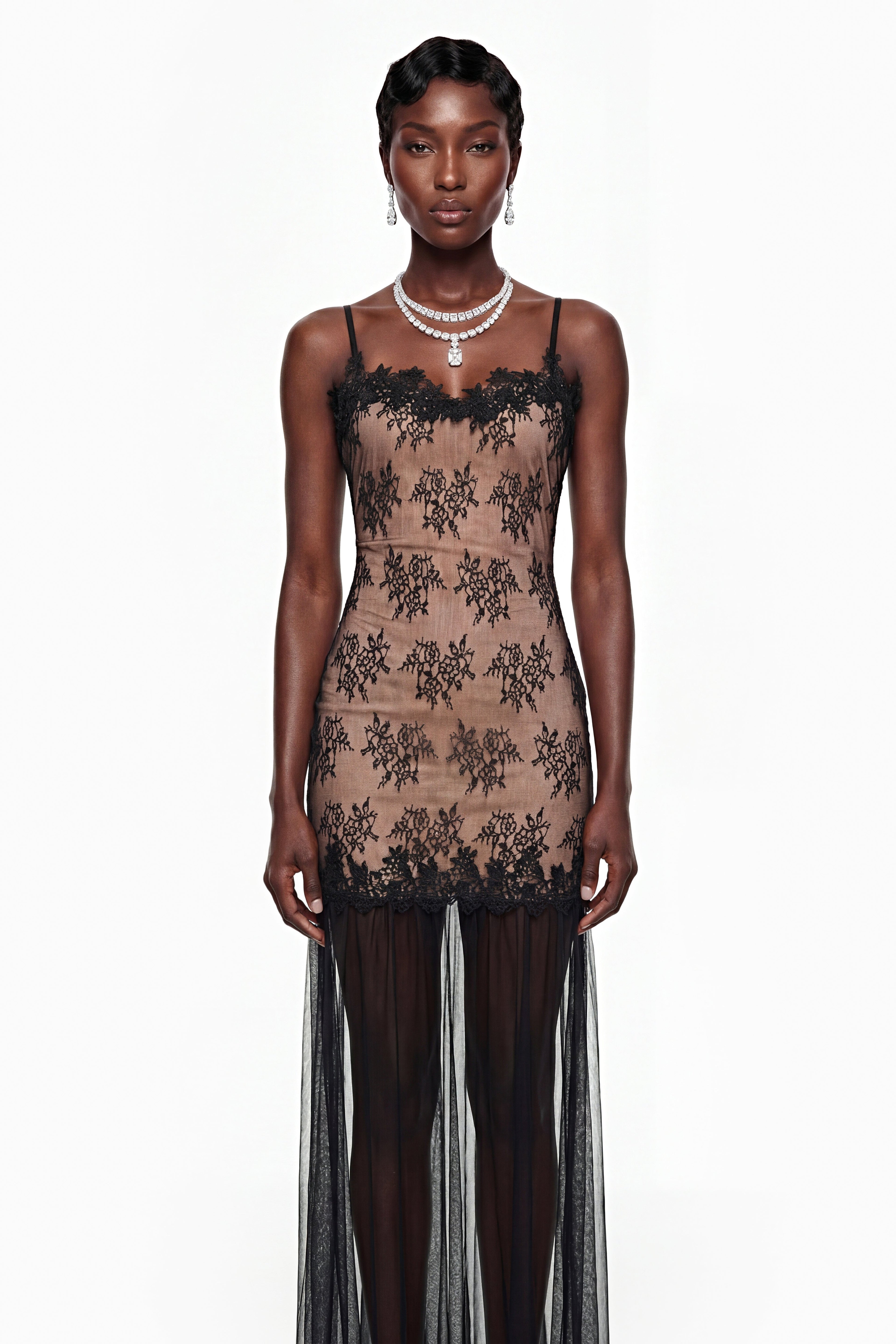 Vestido largo negro de tul con paneles de encaje de la marca MRMelbourne, mostrando su diseño elegante y detalles delicados.