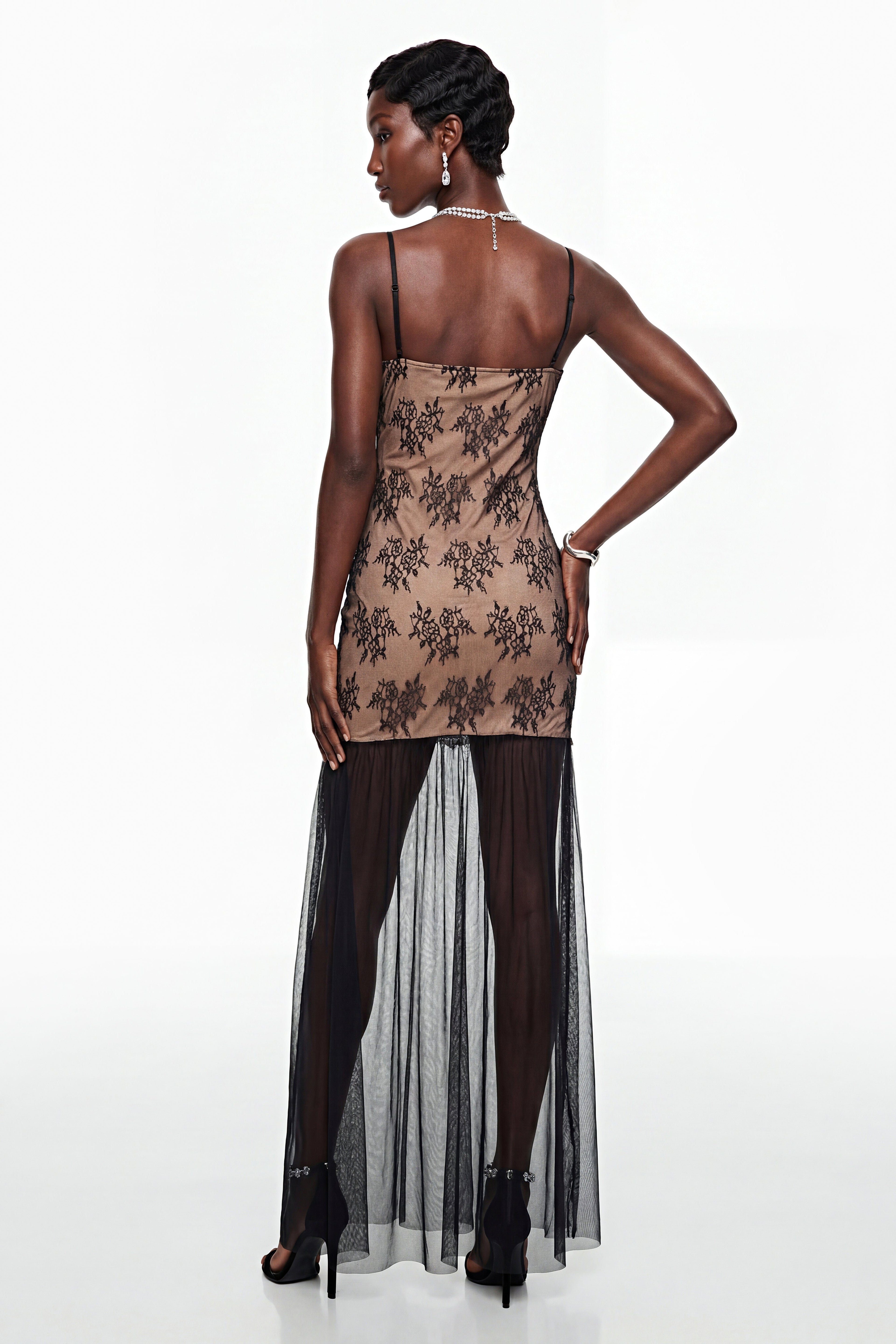 Vestido largo negro Sisanda de tul con paneles de encaje, vestido maxi elegante de la marca MRMelbourne.