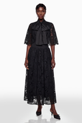 Vestido largo de encaje floral negro y blanco de Sissel de MRMelbourne con lazo ajustable en la parte superior.