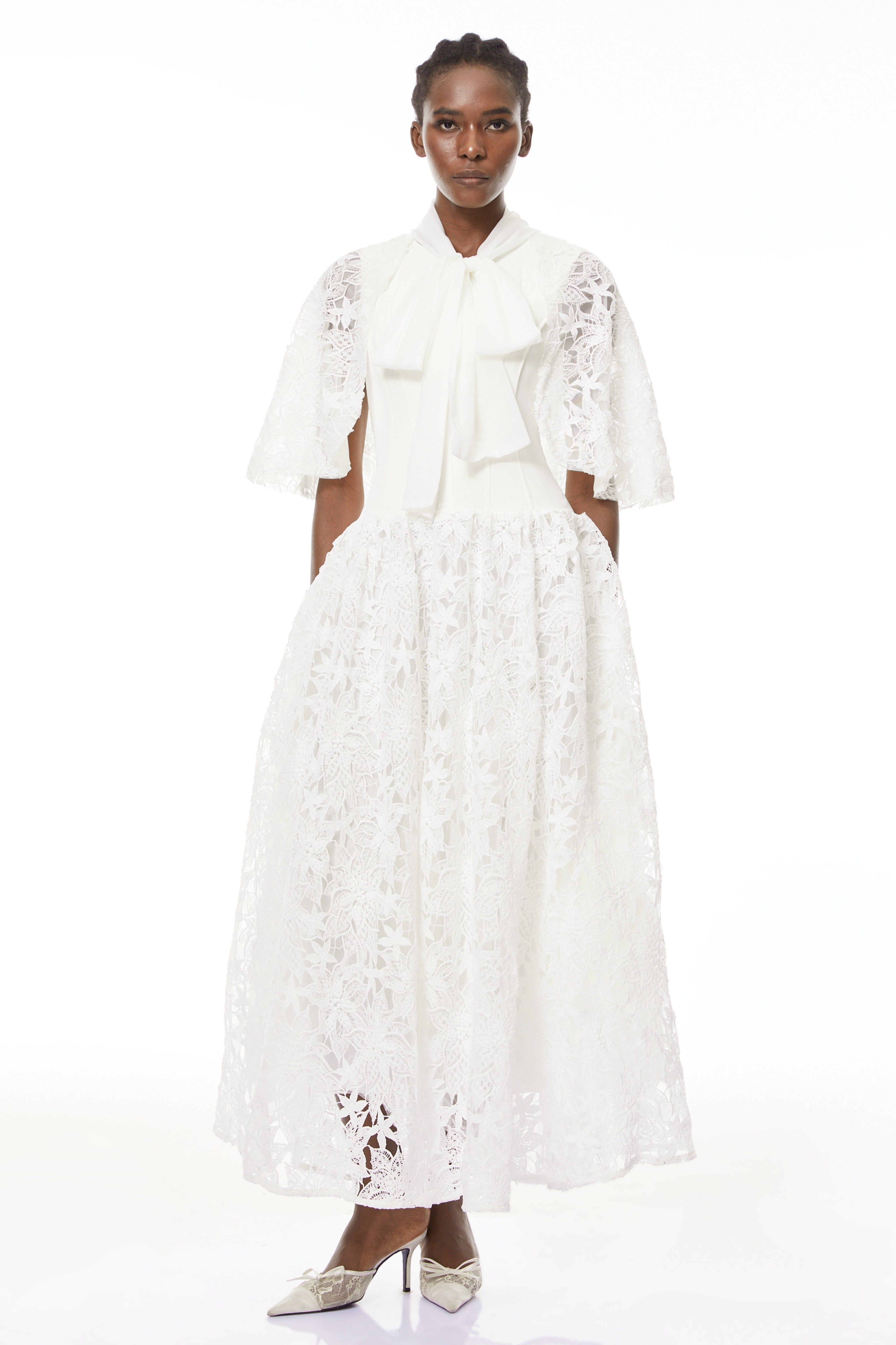 Vestido largo blanco con encaje floral y lazo en la parte superior, de la marca MRMelbourne, para ocasiones especiales.