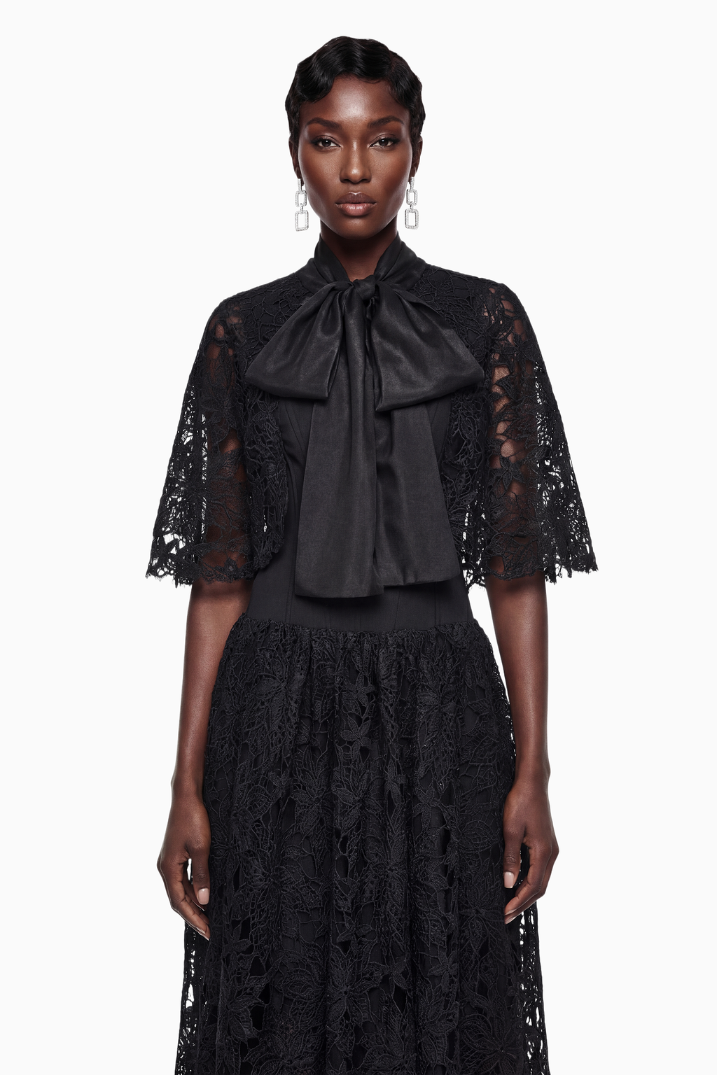 Vestido largo negro con encaje floral y lazo frontal de MRMelbourne, elegante y femenino, mostrado en la imagen.