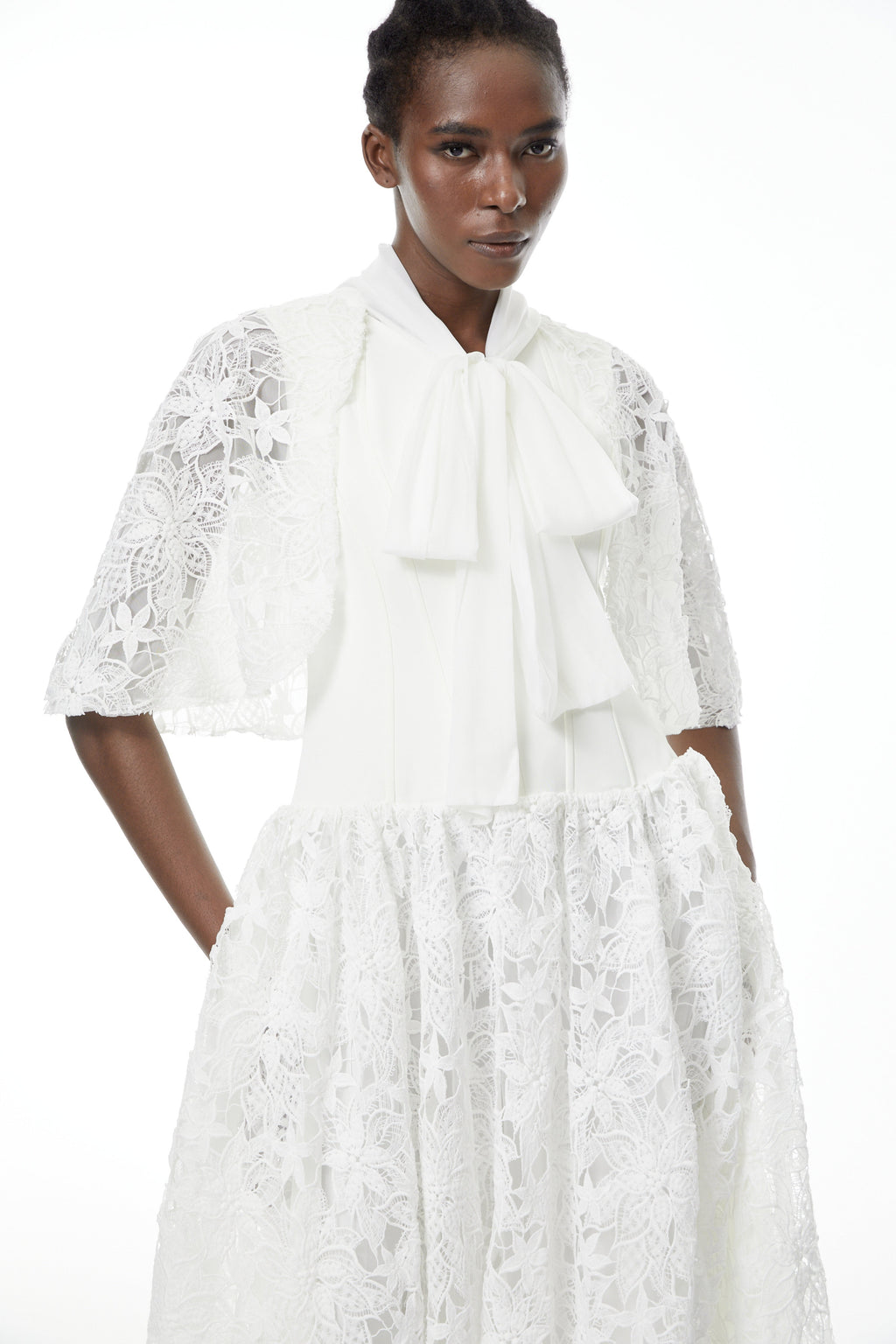 Vestido largo blanco con encaje floral y lazo en la cintura, de la marca MRMelbourne, en color blanco con diseño elegante.