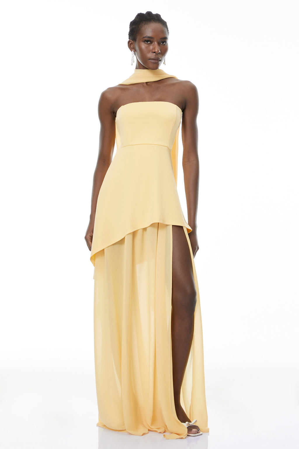 Vestido maxi amarillo de hombro descubierto y drapeado de MRTokyo, con estilo elegante y detalles fruncidos.