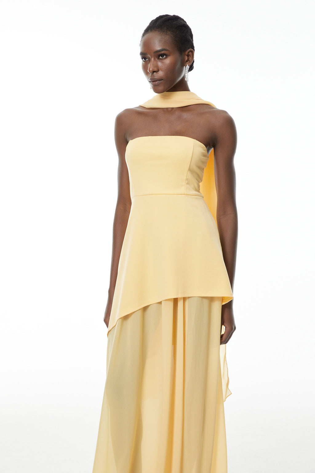 Vestido largo de noche amarillo Solène de MRTokyo con escote en hombros y drapeado, ideal para ocasiones especiales.