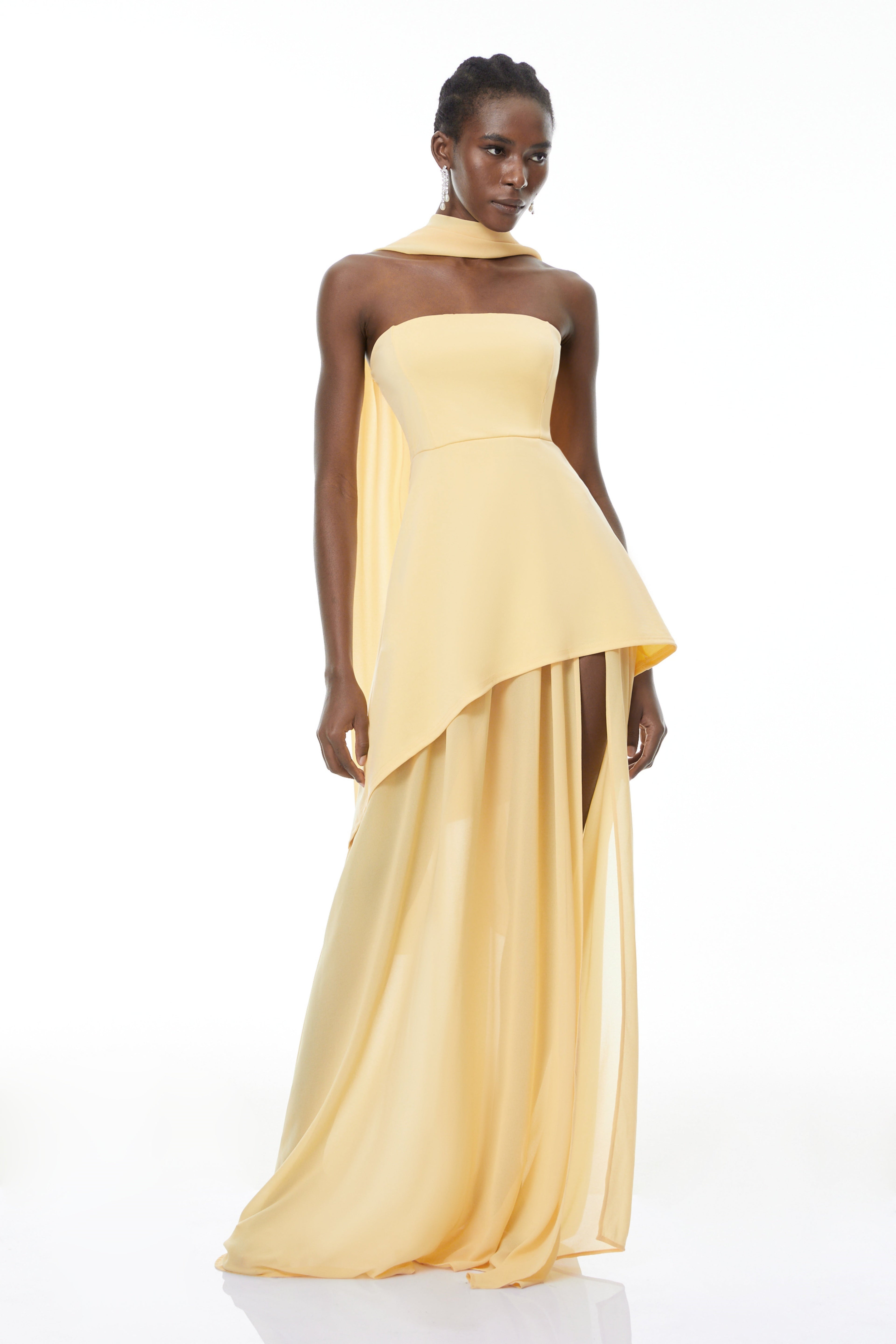 Vestido maxi amarillo sin hombros Solène de MRTokyo con frunces y estilo elegante, visible en la imagen.