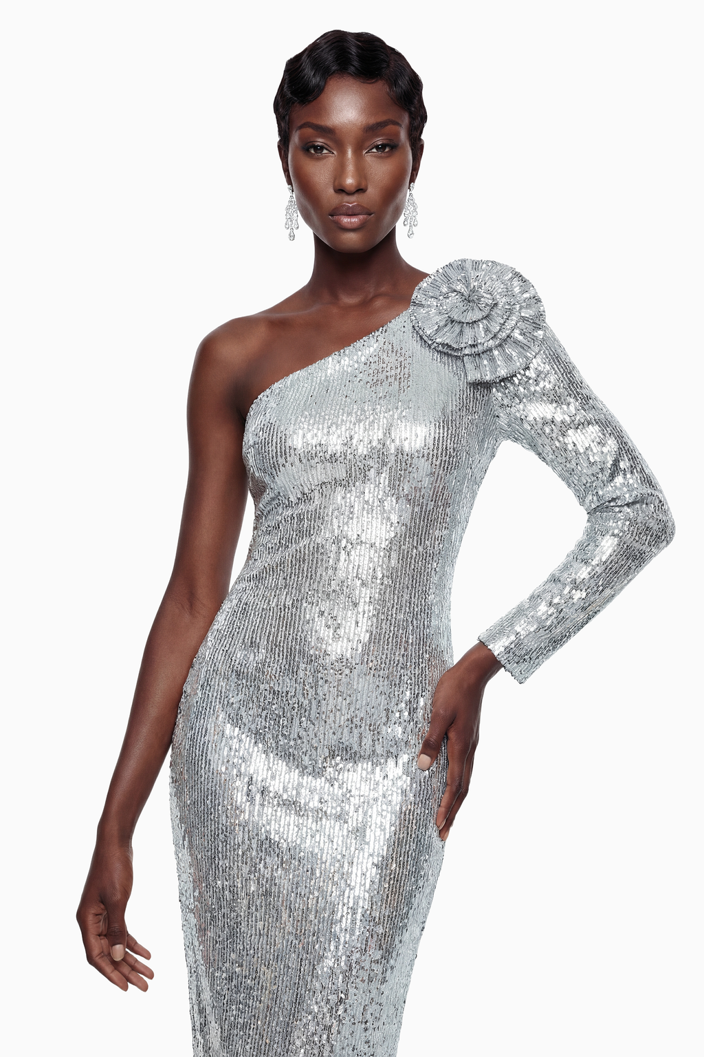 Vestido largo maxi de corsé plateado con lentejuelas y detalles de pétalos en 3D de MRTokyo, elegante y brillante.