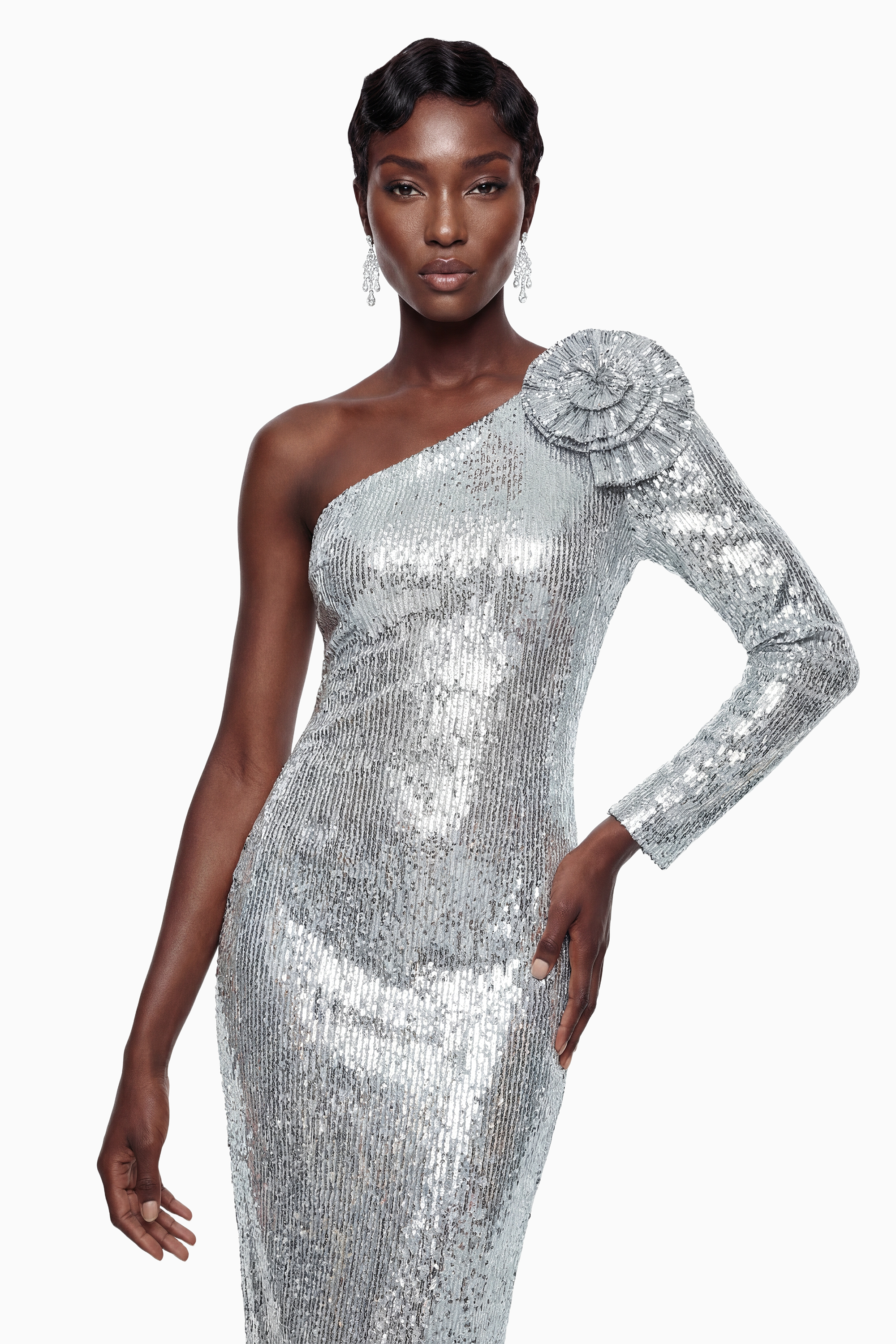 Vestido largo maxi de corsé plateado con lentejuelas y detalles de pétalos en 3D de MRTokyo, elegante y brillante.