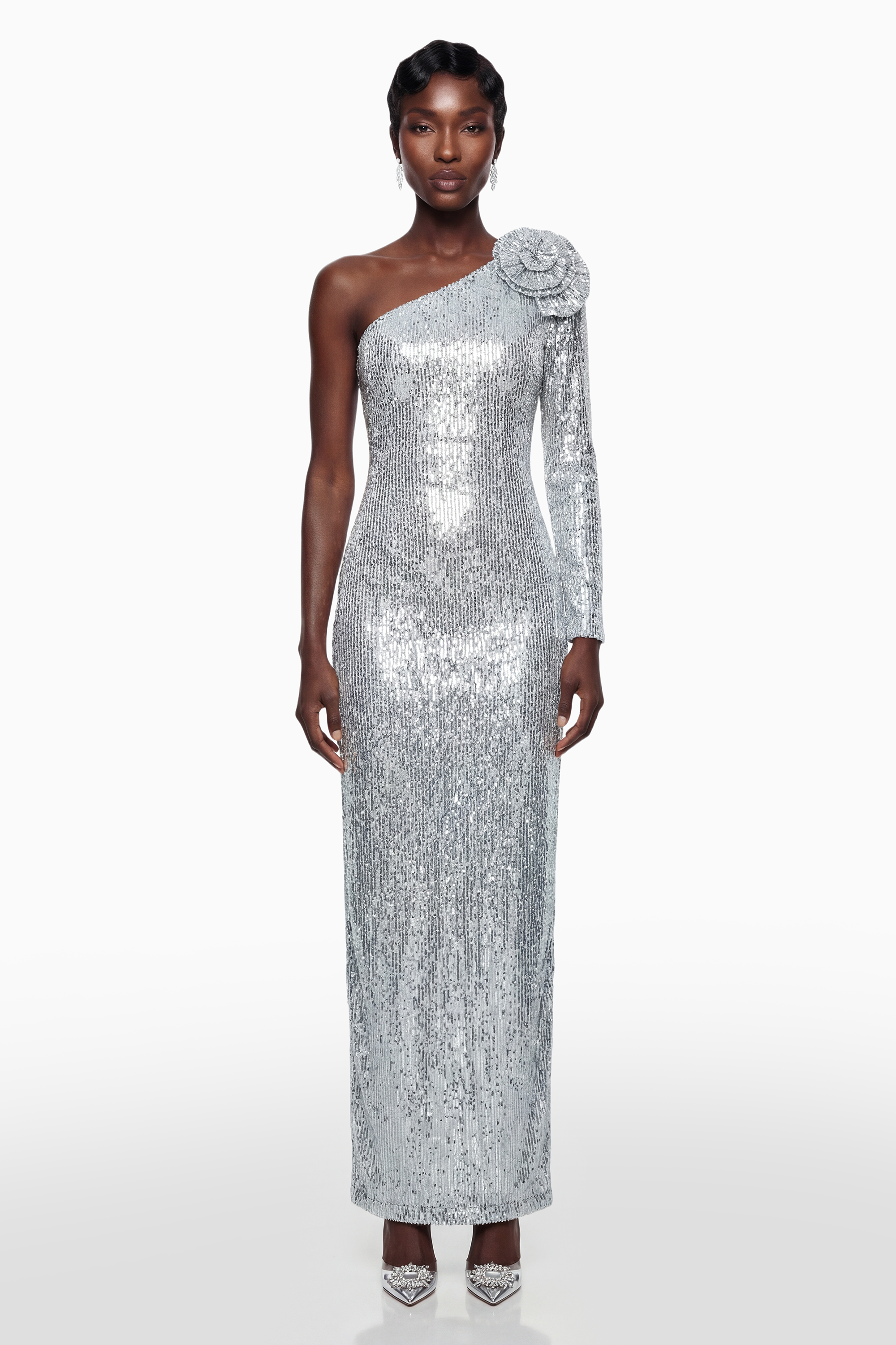 Vestido largo maxi plateado con corsé de lentejuelas y detalles en 3D de pétalos, de la marca MRTokyo.