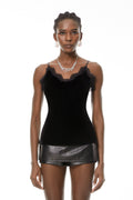 Blusa negra de terciopelo Stefanie con detalles de encaje, estilo elegante y femenino, de la marca MRTokyo.