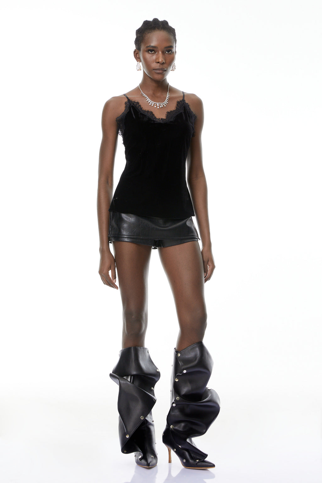 Blusa negra de terciopelo Stefanie con borde de encaje de MRTokyo, muestra el top con detalles elegantes y textura suave.
