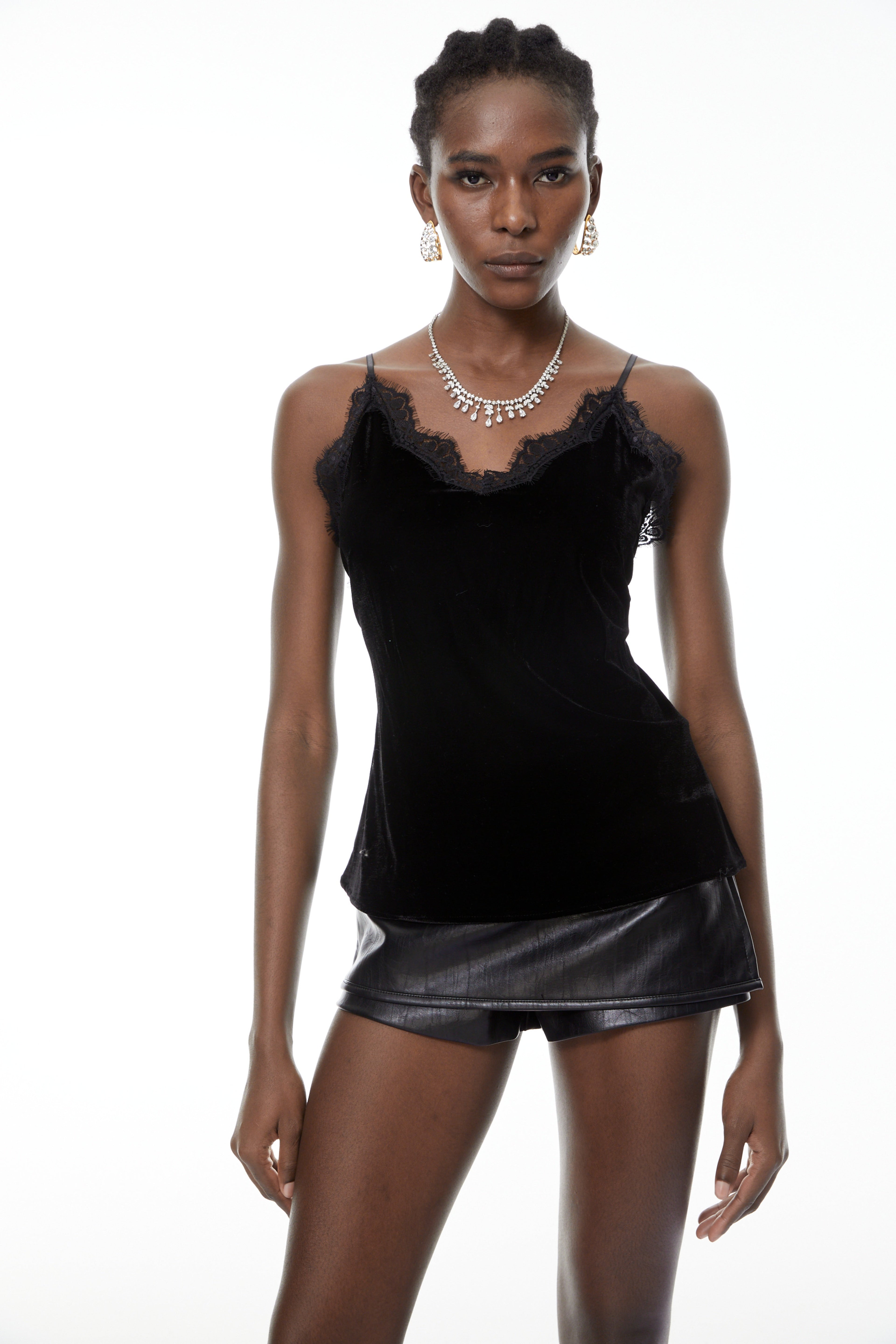 Blusa negra de terciopelo Stefanie con detalles de encaje en los bordes, de la marca MRTokyo.