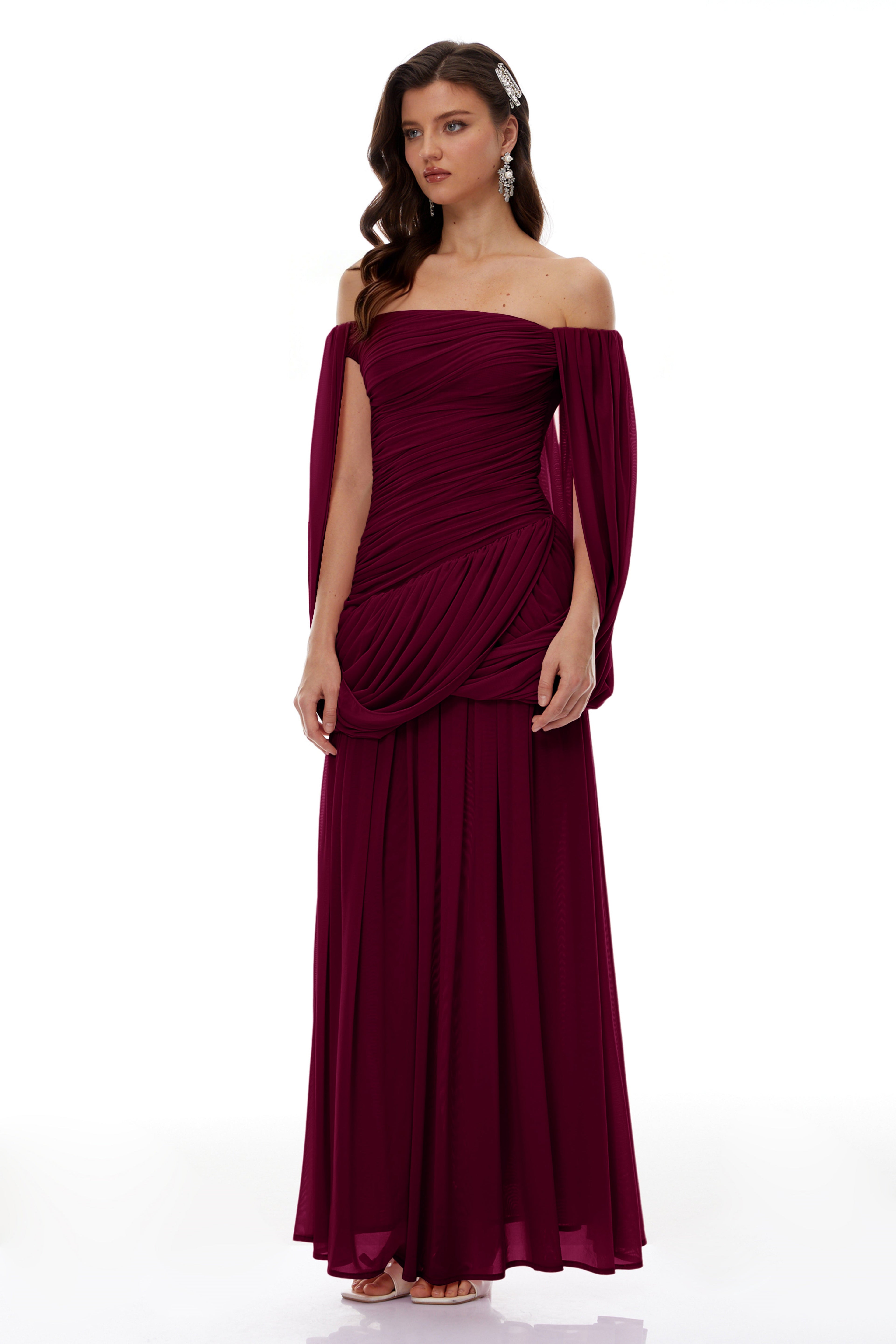 Vestido largo rojo Suné Red Cross de MRNewyork con fruncido frontal y estilo maxi, con detalles elegantes y ajuste ajustado.