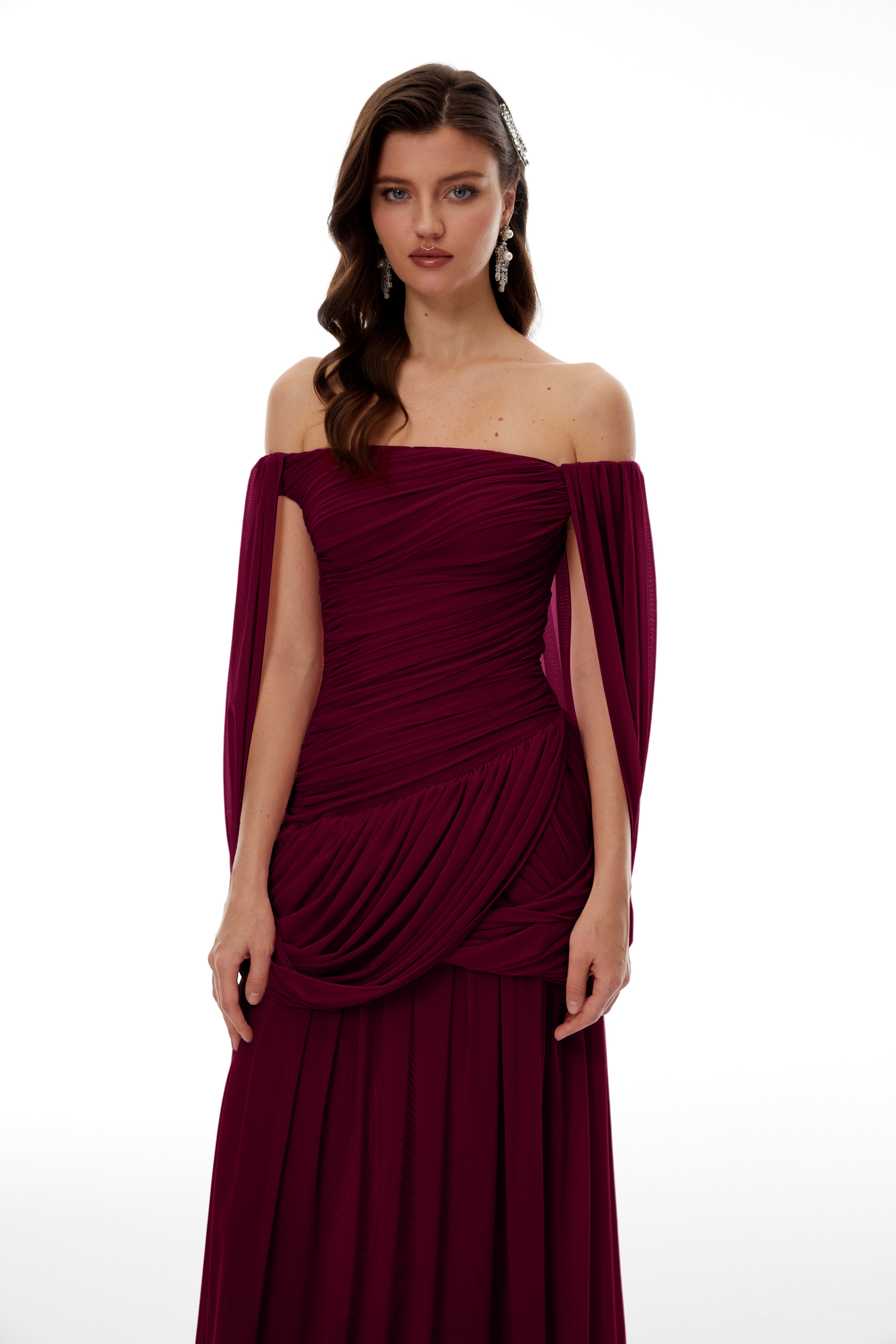 Vestido maxi rojo con frunce en la parte delantera de Suné, de la marca MRNewyork, con diseño elegante y ajustado en la parte superior.
