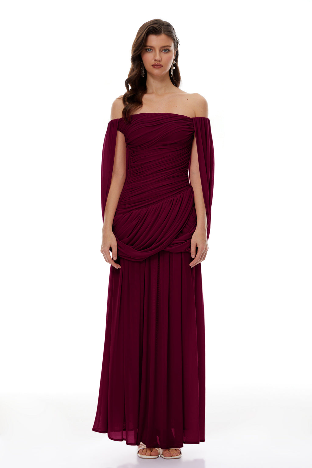 Vestido maxi rojo Suné con fruncido frontal y cruz, de la marca MRNewyork, mostrando su diseño elegante y ajustado en la parte superior.